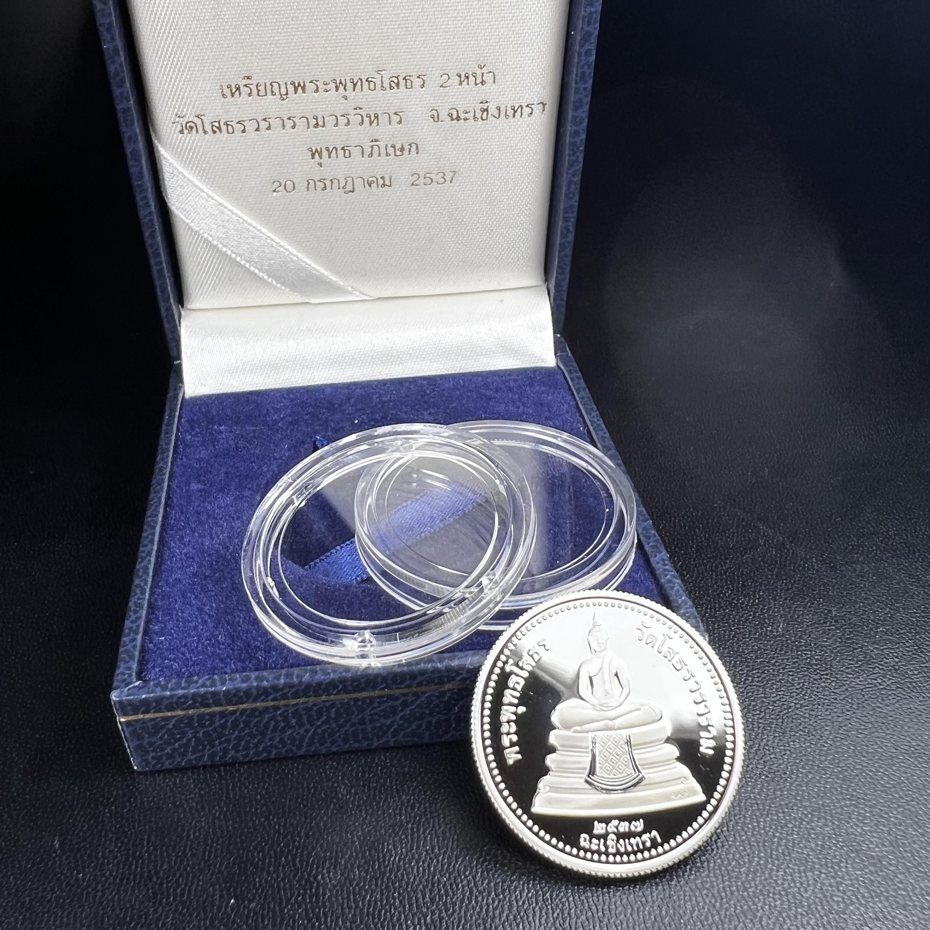 เหรียญพระพุทธโสธร 2 หน้า วัดโสธรวรารามวรวิหาร จ.ฉะเชิงเทรา ปี 2537เนื้อเงินขัดเงาสองหน้า ขนาด 2.8 ซ.ม. บล็อกนอก ผลิตที่โรงกษาปณ์ Royal Australian Mint ประเทศออสเตรเลีย พร้อมกล่องบรรจุเดิม สภาพสวย