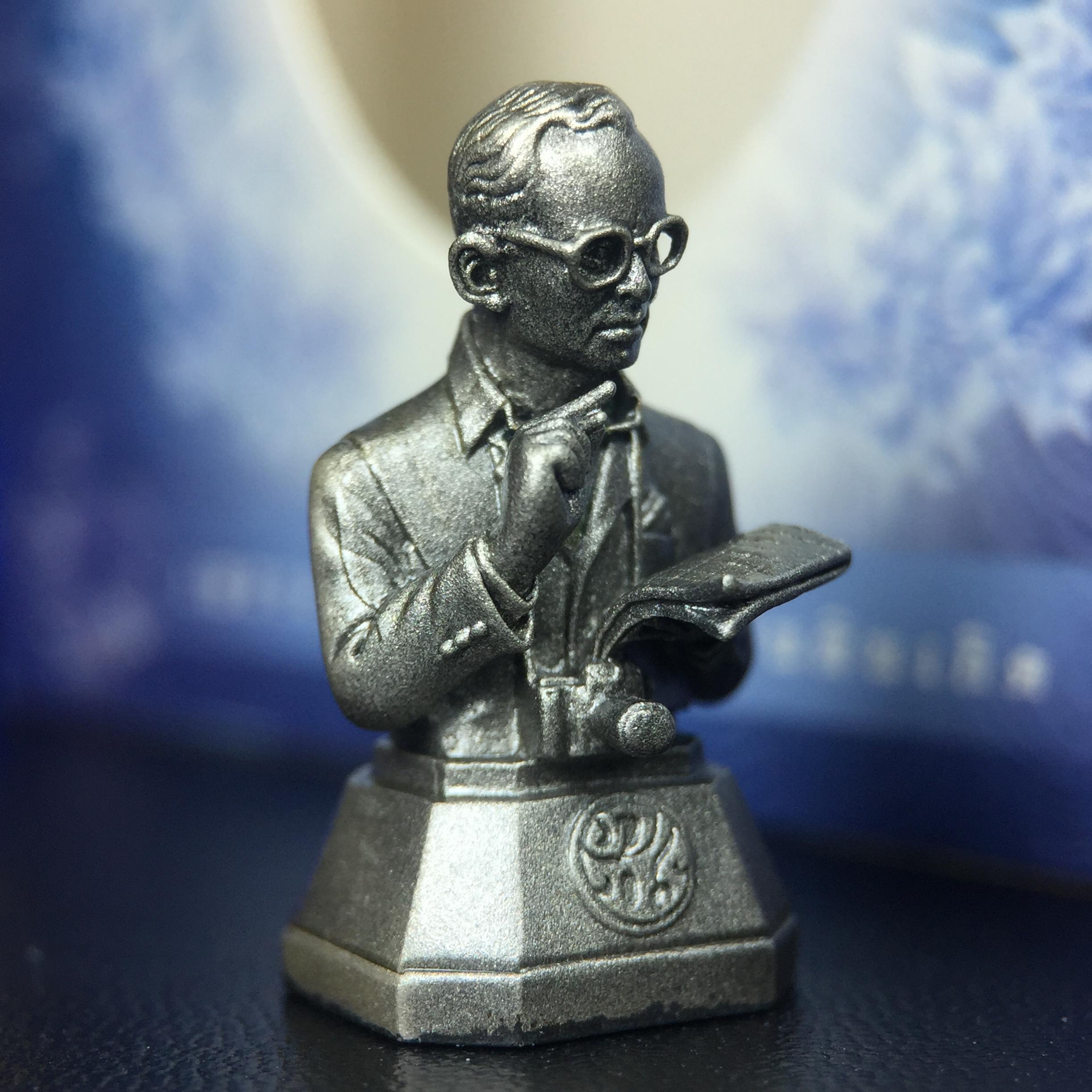 พระบรมรูปพระบาทสมเด็จพระเจ้าอยู่หัวรัชกาลที่ 9(ทรงงาน) ภปร. รุ่นเพราะแผ่นดินนี้คือแผ่นดินเกิด ปี 2551 ขนาดสูง 1 นิ้ว เนื้อบรอนซ์ชุบเงินรมดำ(ด้านหน้า ฐานพระบรมรูปฯ ประดิษฐานอักษรพระปรมาภิไธย ภ.ป.ร.)นิยมหายาก