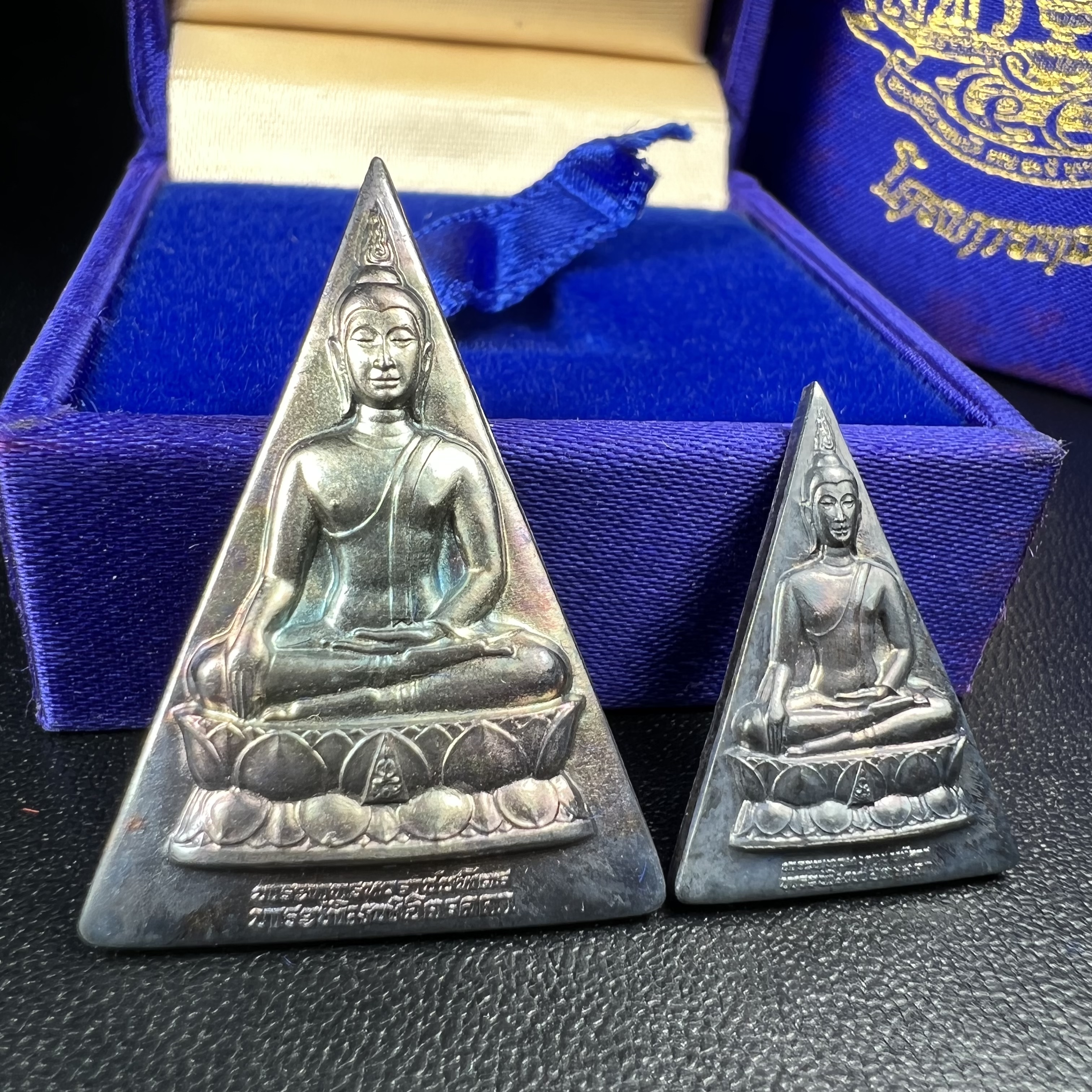 พระพุทธนวราชบพิตร พระพิมพ์จิตรลดา โครงการหลวง ปี2539 (พิมพ์ใหญ่+พิมพ์เล็ก) เนื้อเงินผิวเดิมขึ้นสีรุ่ง สวย แบบนิยมพร้อมกล่องบรรจุเดิม พิธีใหญ่ ปลุกเสกวัดพระแก้ว(1ชุด 2 องค์)