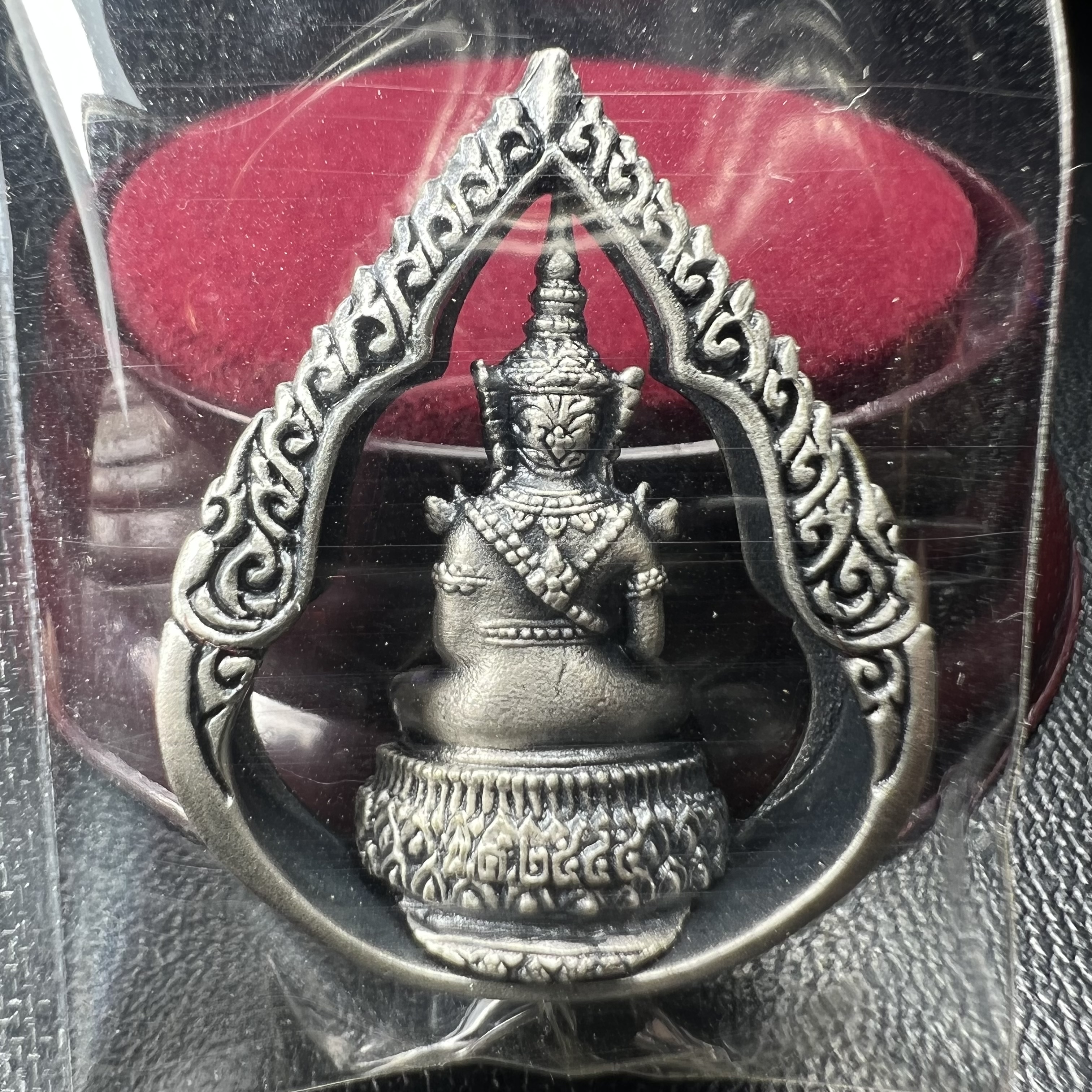 พระแก้วมรกต ภปร.(รุ่นแรก) ปี2545 รุ่นฉลองกรุงรัตนโกสินทร์ครบ 220 ปี พิมพ์ลอยองค์ทรงหยดน้ำ เนื้ออัลปาก้า ชุบเงินลงดำ ขนาด 18*27 มม. พร้อมครอบตั้งโชว์เดิม องค์พระซีนซองเดิม สวยครบสมบูรณ์