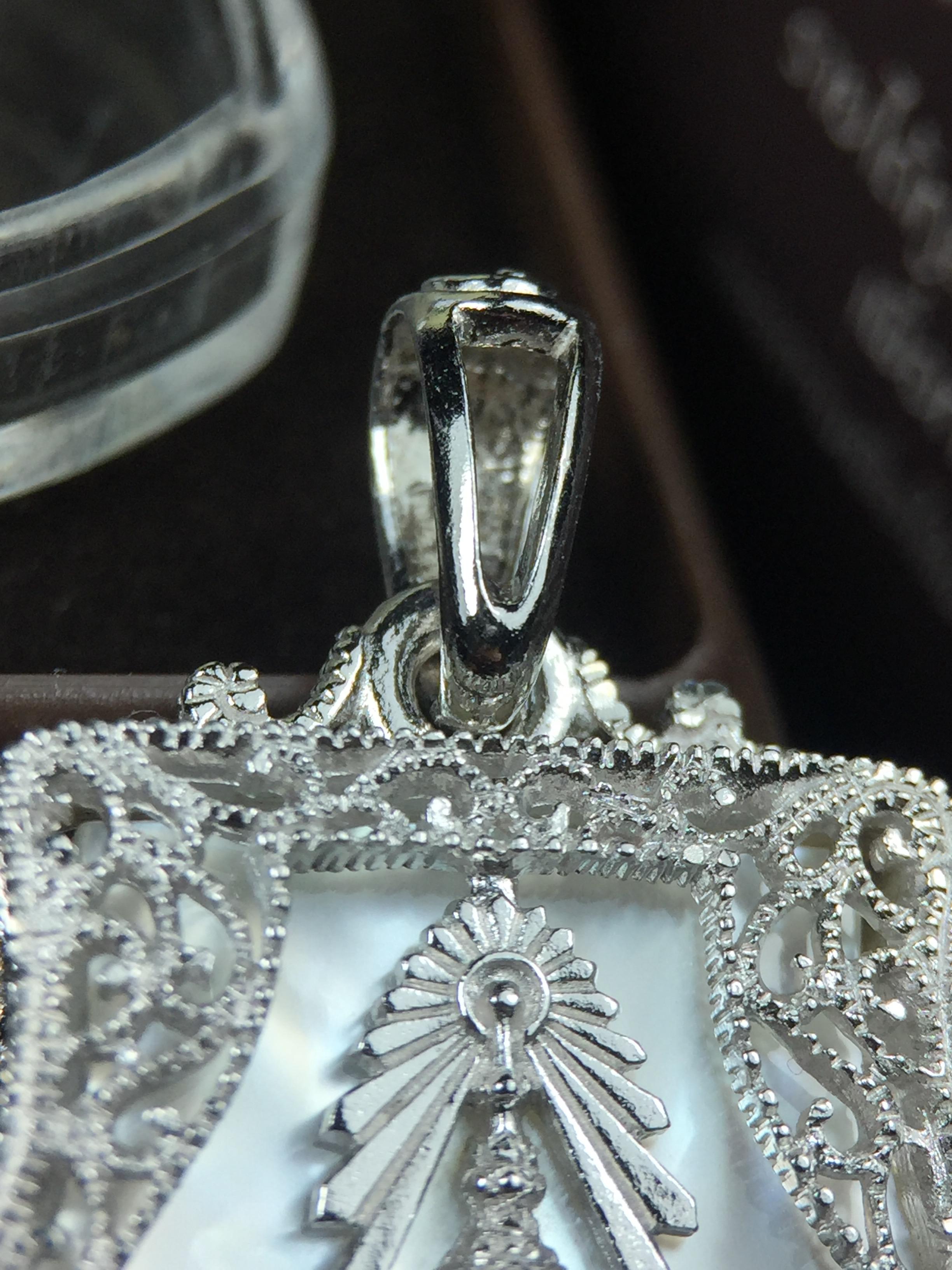 พระพุทธชินราช ภปร. โครงการ "เพราะแผ่นดินนี้ คือ แผ่นดินเกิด" ปี2548(รุ่นแรก) เหรียญทรงเสมา ขนาด 21 x 29 มม.เนื้อเงินสามกษัตริย์ องค์พระชุบสามกษัตริย์ ล้อมด้วยกรอบเงินชุบทองคำขาวสลักเสลาเป็นลวดลายละเอียดอ่อน ส่วนพื้นองค์พระเป็นเปลือกหอยมุขงดงาม