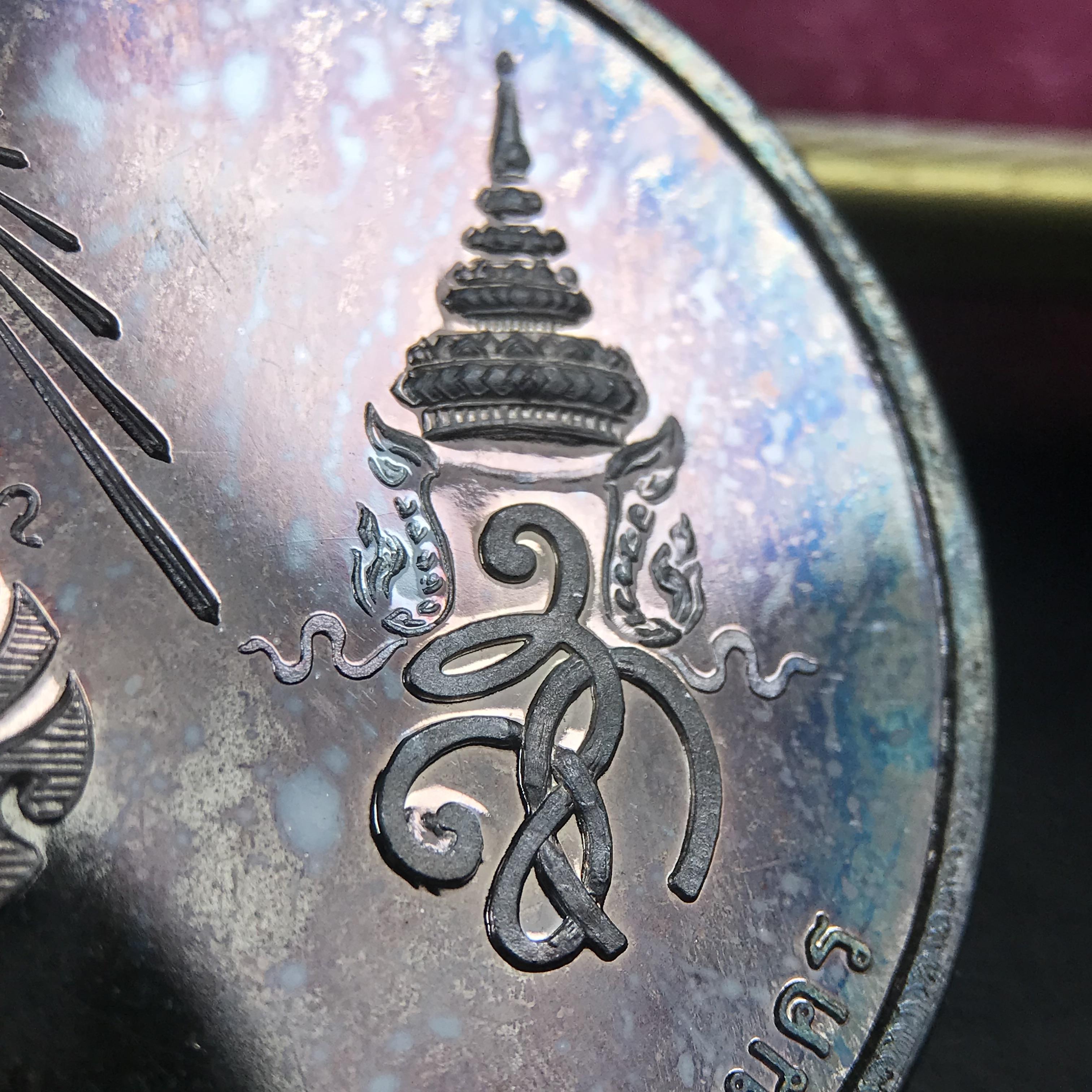 เหรียญรูปเหมือนพระราชสังวราภิมณฑ์(หลวงปู่โต๊ะ)ที่ระลึก ครบ 108 ปี วัดประดู่ฉิมพลี ปี 2538 ด้านหลังพระราชทานพระนามาภิไธยย่อ ภปร. และ สก. เนื้อเงินขัดเงา เหรียญกลมใหญ่ขนาด 3.5 ซม.สภาพสวยเดิมกล่องบรรจุเดิมครบสมบูรณ์และหายาก***สภาพผิวสวยเดิม ขึ้นรุ้งๆ สวยมาก*