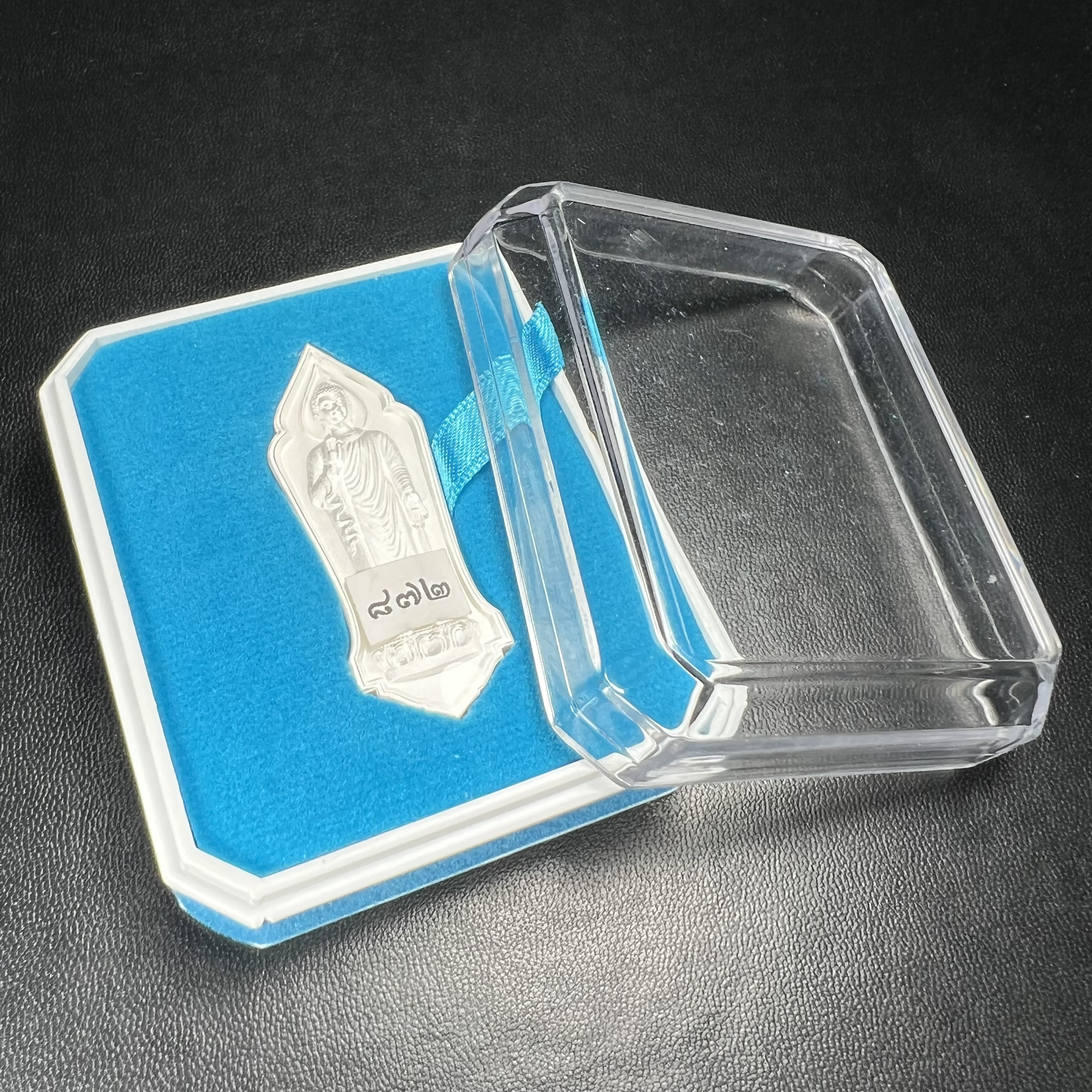 เหรียญที่ระลึกพระพุทธเมตตาประชาไทยไตรโลกนาถคันธารราฐอนุสรณ์ หลัง ภปร. และ สก. วัดทิพย์สุคนธาราม จ.กาญจนบุรี ปี 2558 เนื้อเงิน 99.99% ขนาดสูง 4.6 ซม. ที่ระลึก ร.9 พระชนมพรรษาครบ 7 รอบ และ สมเด็จพระราชินี พระชนมพรรษา 80 พรรษา พิธีใหญ่(หายาก1 ใน 999 เหรียญ)