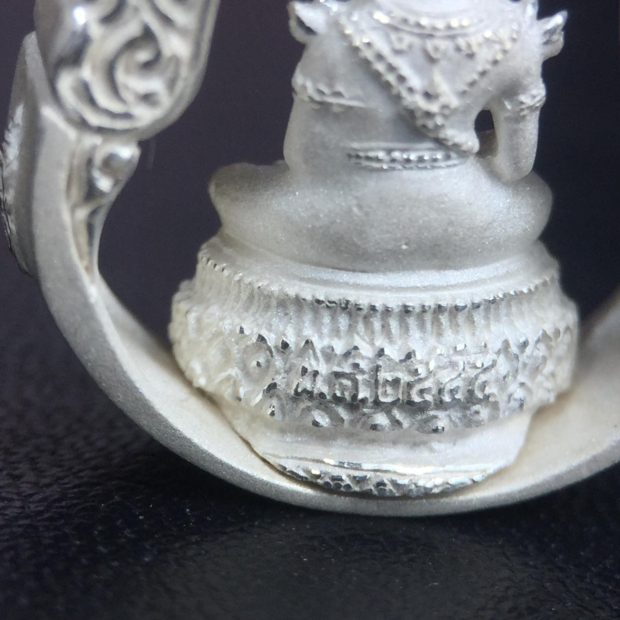 พระแก้วมรกต ภปร.(รุ่นแรก) ปี2545 รุ่นฉลองกรุงรัตนโกสินทร์ครบ 220 ปี พิมพ์ลอยองค์ทรงหยดน้ำ เนื้อเงินบริสุทธิ์ 92.5% ขนาด 18*27 มม. พร้อมกล่องบรรจุเดิม สวยครบสมบูรณ์(องค์หมายเลขสวย 1555)