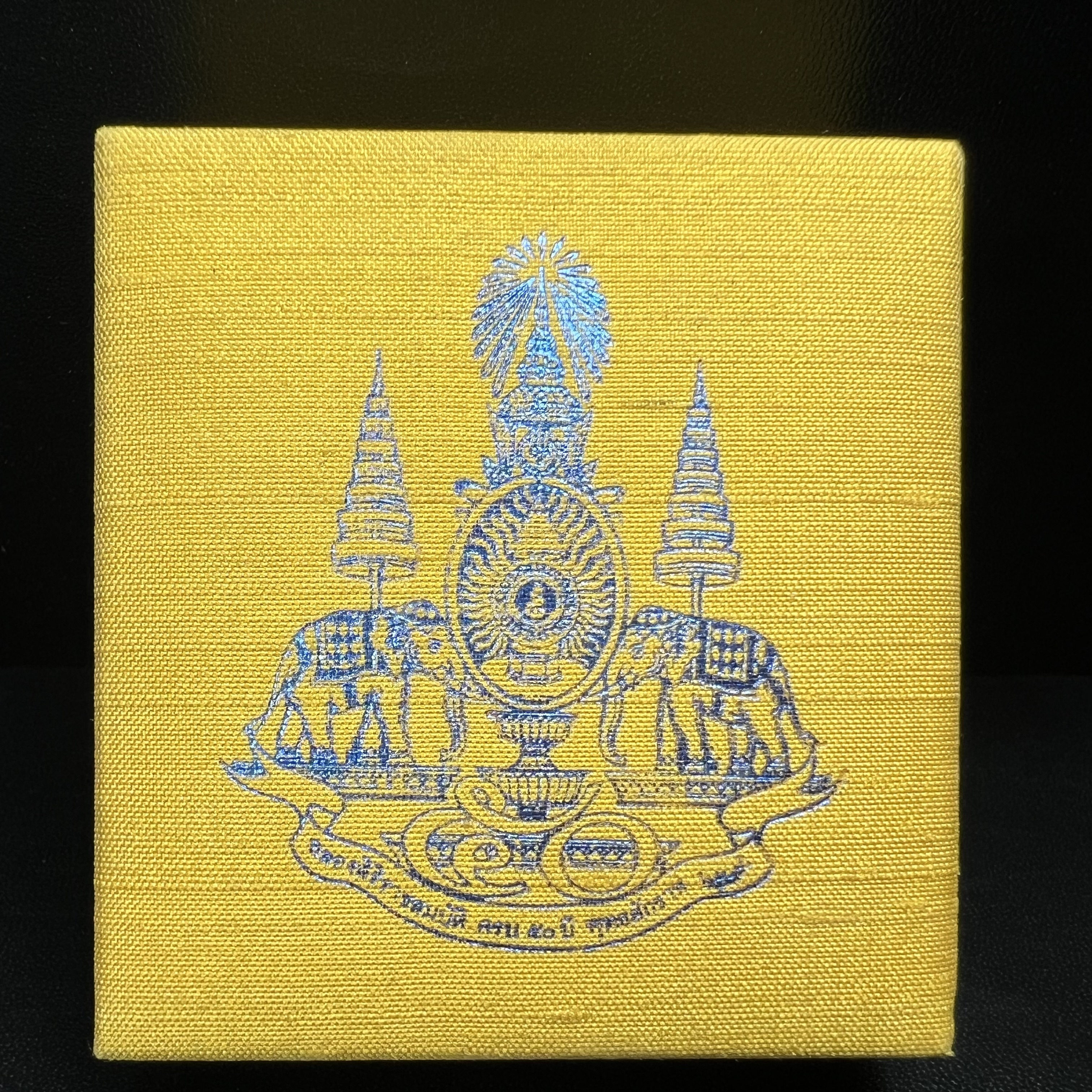 เหรียญรูปเหมือนพระญาณวิทยาคมเถร (หลวงพ่อคูณ ปริสุทโธ)ชุดกาญจนาภิเษกครองราชย์ครบ 50 ปี เนื้อเงิน วัดบวรนิเวศวิหาร ปี พ.ศ. 2538(จัดสร้างได้เหมือนหลวงพ่อคูณมาก มีรายละเอียดและความคมชัดสูง ลูกศิษย์ท่านไม่ควรพลาด วิจิตรศิลป์และพุทธศิลป์งดงาม)พิธีใหญ่