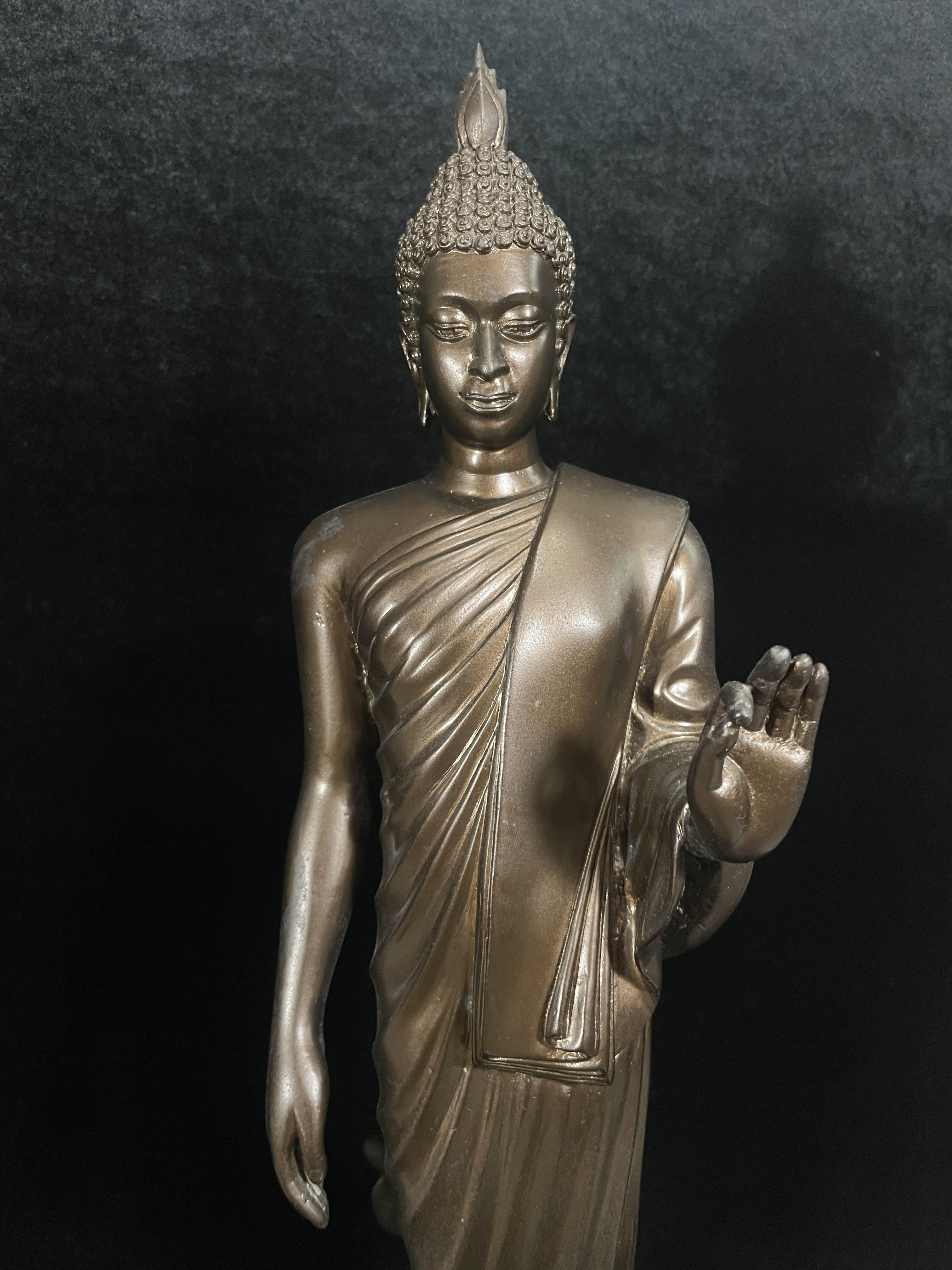 พระบูชา 25พุทธศตวรรษ พระศรีศากยะทศพลญาณ ประธานพุทธมณฑลสุทรรศน์ ปี2530 ตราสัญลักษณ์ ในมหาวาระพระชนมพรรษา ครบ 5 รอบ 60 พรรษา เมื่อ 5 ธันวาคม ปี 2530 หมายเลข (๑๕)๔๐๕ (เลขสวยผลรวมได้ 9 เจริญก้าวหน้าในทุกๆด้าน) ขนาดความสูง 15 นิ้ว รวมฐานสูง 18 นิ้ว(นิยมหายาก)