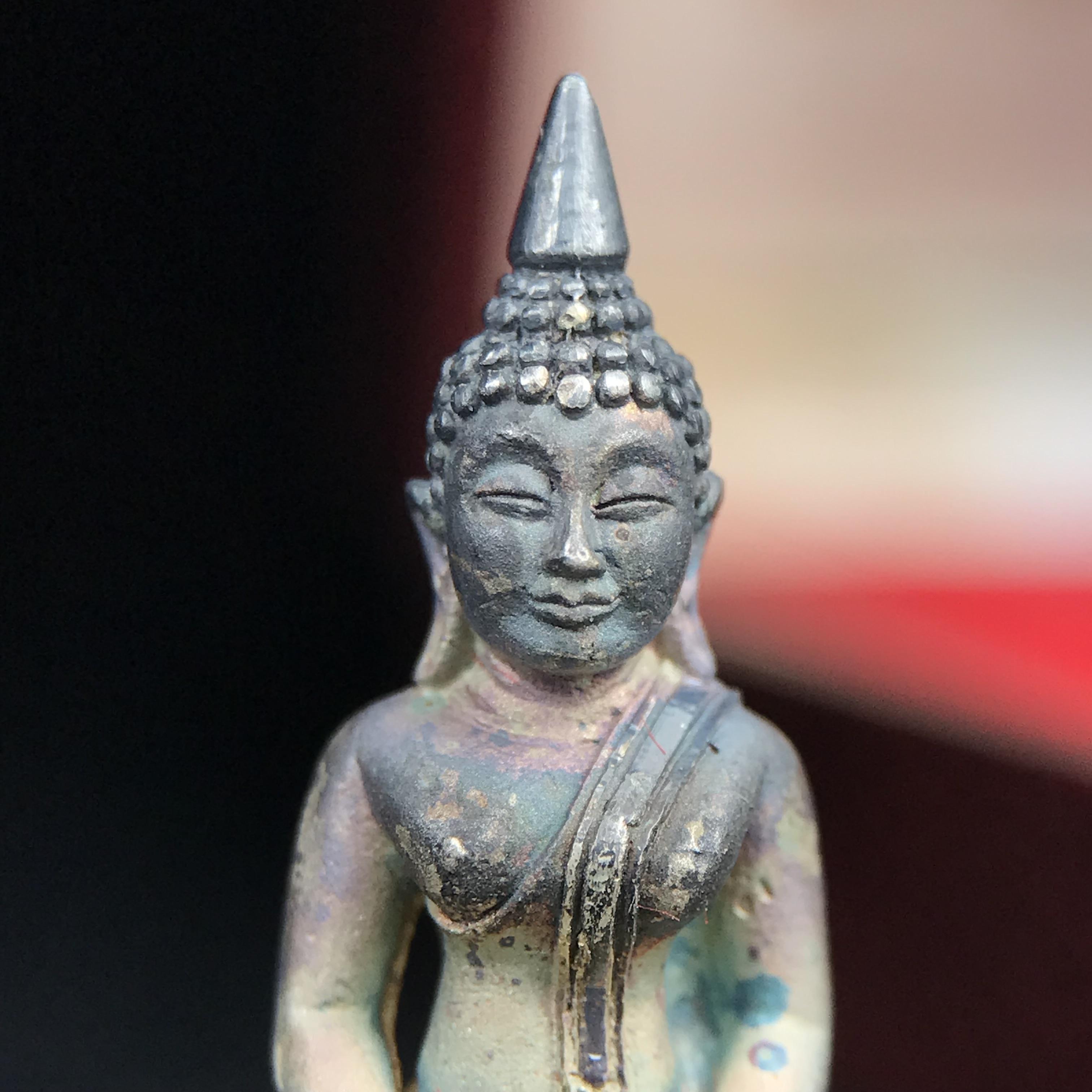 พระพุทธโสธร(หลวงพ่อโสธร) รุ่นสร้างอุโบสถ ปี2539 เนื้อเงินทรายนวลขัดเงาบางส่วน ลอยองค์พิมพ์ใหญ่ สภาพสวยกล่องบรรจุเดิมครบสมบูรณ์(งานแพรนด้า จิวเวลรี่)สวยงดงาม(เนื้อเงินผิวเดิมรุ้งสวยสวย องค์หมายเลขสวย ๒๒๒๒๕)