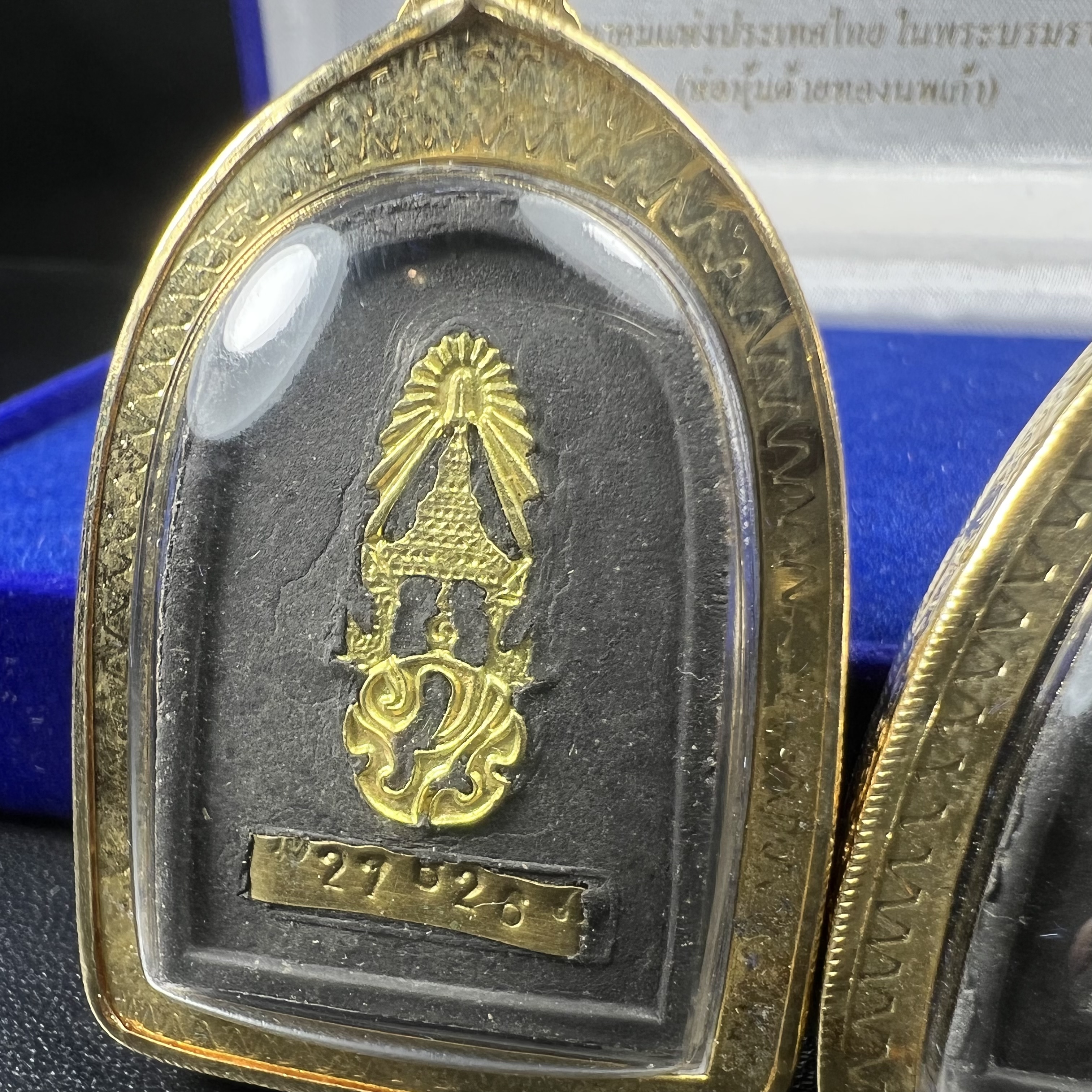 พระคู่ชุดของขวัญ พระหลวงปู่ทวด ภปร.ปี2547 ทรงกลีบบัวและกลีบขนุน(พิมพ์เตารีดและพิมพ์พระรอด)(ชนวนเก่า)เนื้อว่านด้านหลังมี ภปร. เป็นโลหะผสมสูง 3.3ซม.พิธีใหญ่ มวลสารดี ปลุกเสกวัดพระแก้ว(พร้อมกล่องบรรจุเดิม งานเลี่ยมกรอบเดิมจากผู้จัดสร้างห่อหุ้มด้วยทองนพเกล้า)