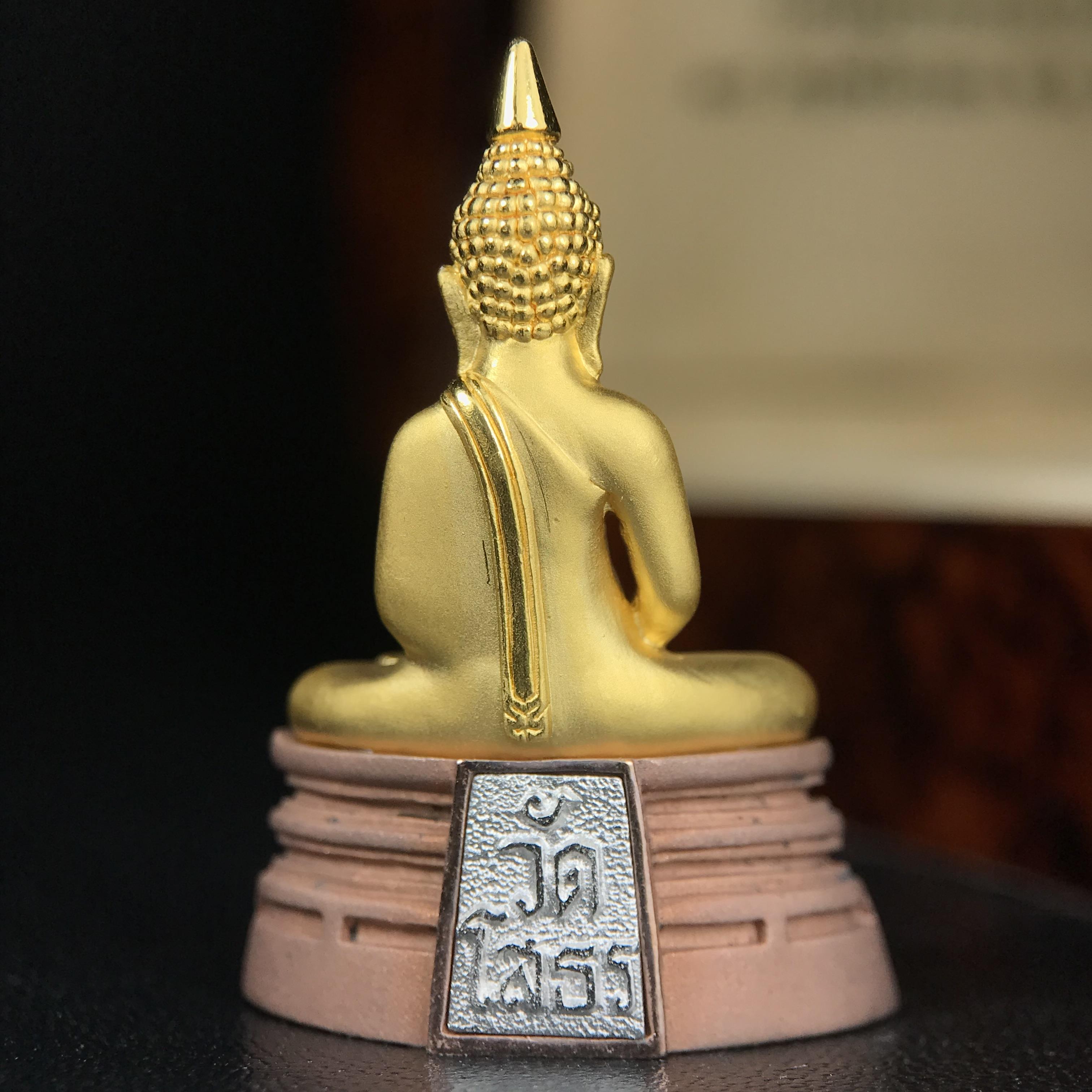 พระพุทธโสธร รุ่นสร้างอุโบสถหลังใหม่ พิธีพุทธาภิเษก ณ อุโบสถวัดโสธรวรารามวรวิหาร 18 พฤศจิกายน พ.ศ.2542 เนื้อสามกษัตริย์ องค์พระทองคำแท้ ฐานนาก ผ้าทิพย์ประดับเพชรแท้ หนักรวม 6.82g ขนาด 2.5x3.5 ซม.(องค์หมายเลข ๒๔๘)(พุธศิลป์สุดงดงาม อีกหนึ่งรุ่นยอดนิยม)หายาก