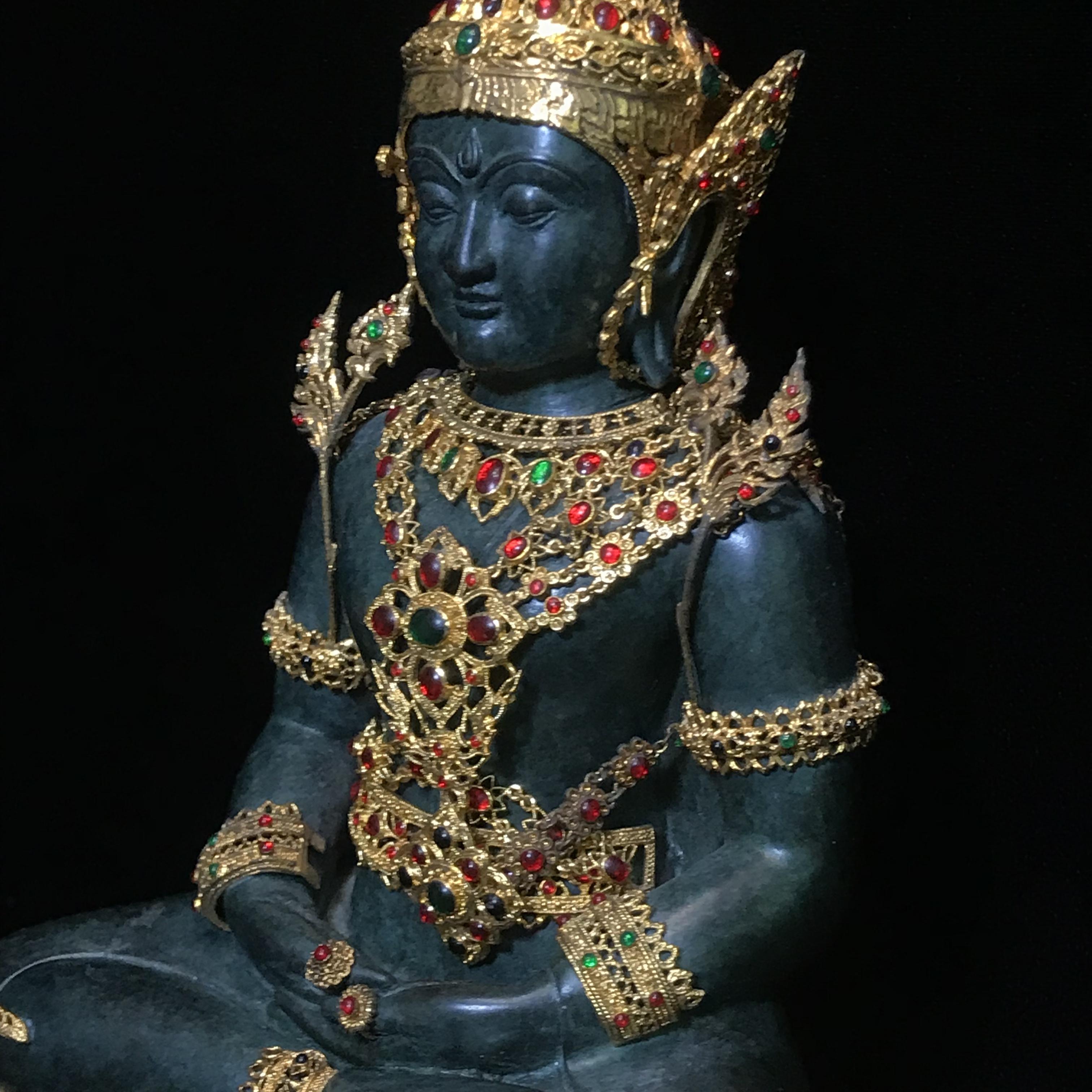 พระพุทธมหามณีรัตนปฏิมากร จำลอง (พระแก้วมรกต) ขนาดบูชาหน้าตัก 5 นิ้ว ตราสัญลักษณ์ ภ.ป.ร. รุ่นแรก ปี2547 เนื้อนวโลหะเคลือบสีเขียว(เครื่องทรงนวโลหะชุบทอง)