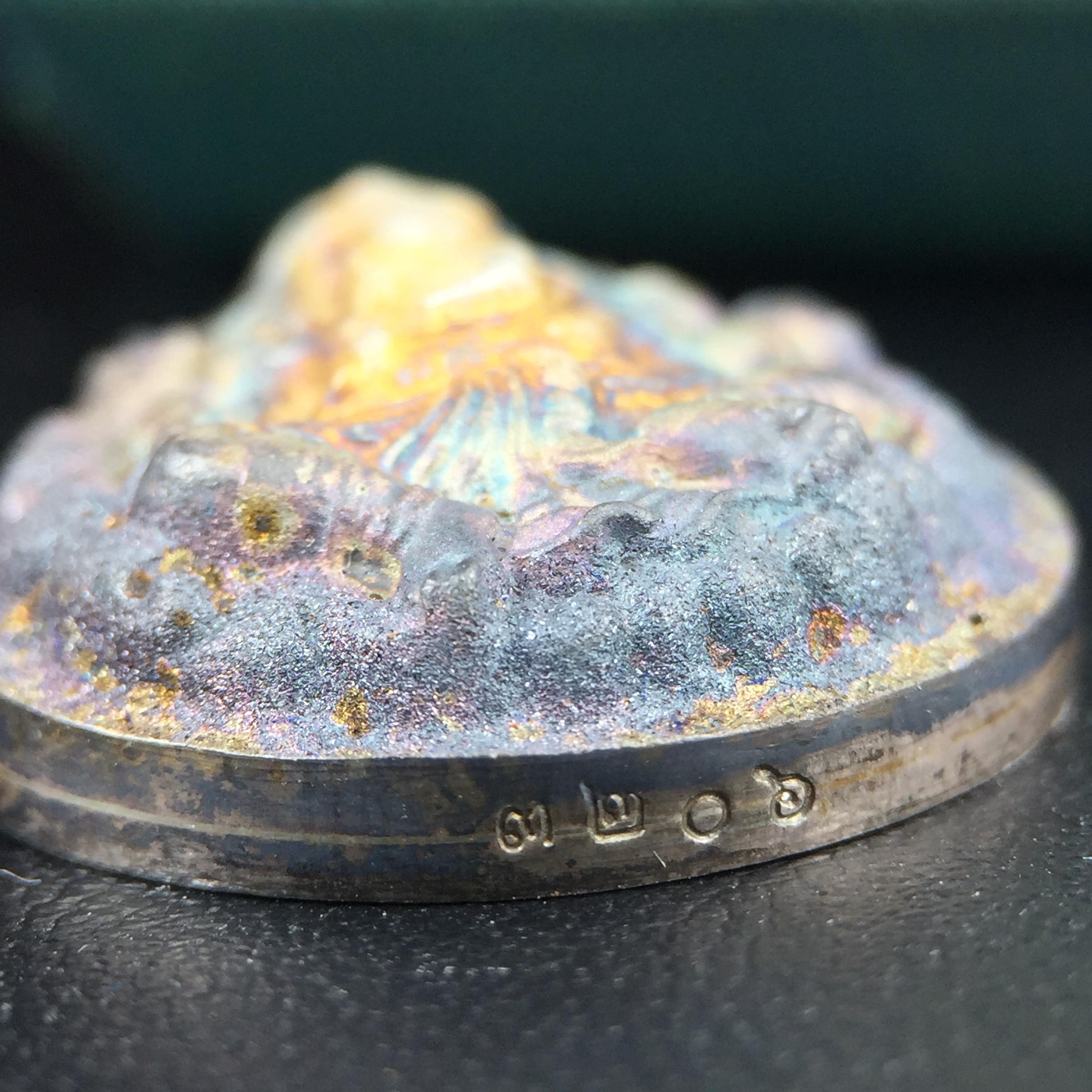 เหรียญพระพิฆเนศวร ญสส. ชุดกาญจนาภิเษกครองราชย์ 50 ปี พุทธศักราช 2538 พิมพ์ใหญ่(2.9 ซม.) เนื้อเงินผิวเดิมกลับดำขึ้นสีรุ้งเข้มขลังงดงามธรรมชาติสร้างสรรค์ สภาพสวยเดิมพร้อมกล่องบรรจุเดิม ตอกโค๊ดหมายเลขกำกับ(1ใน 5539องค์)