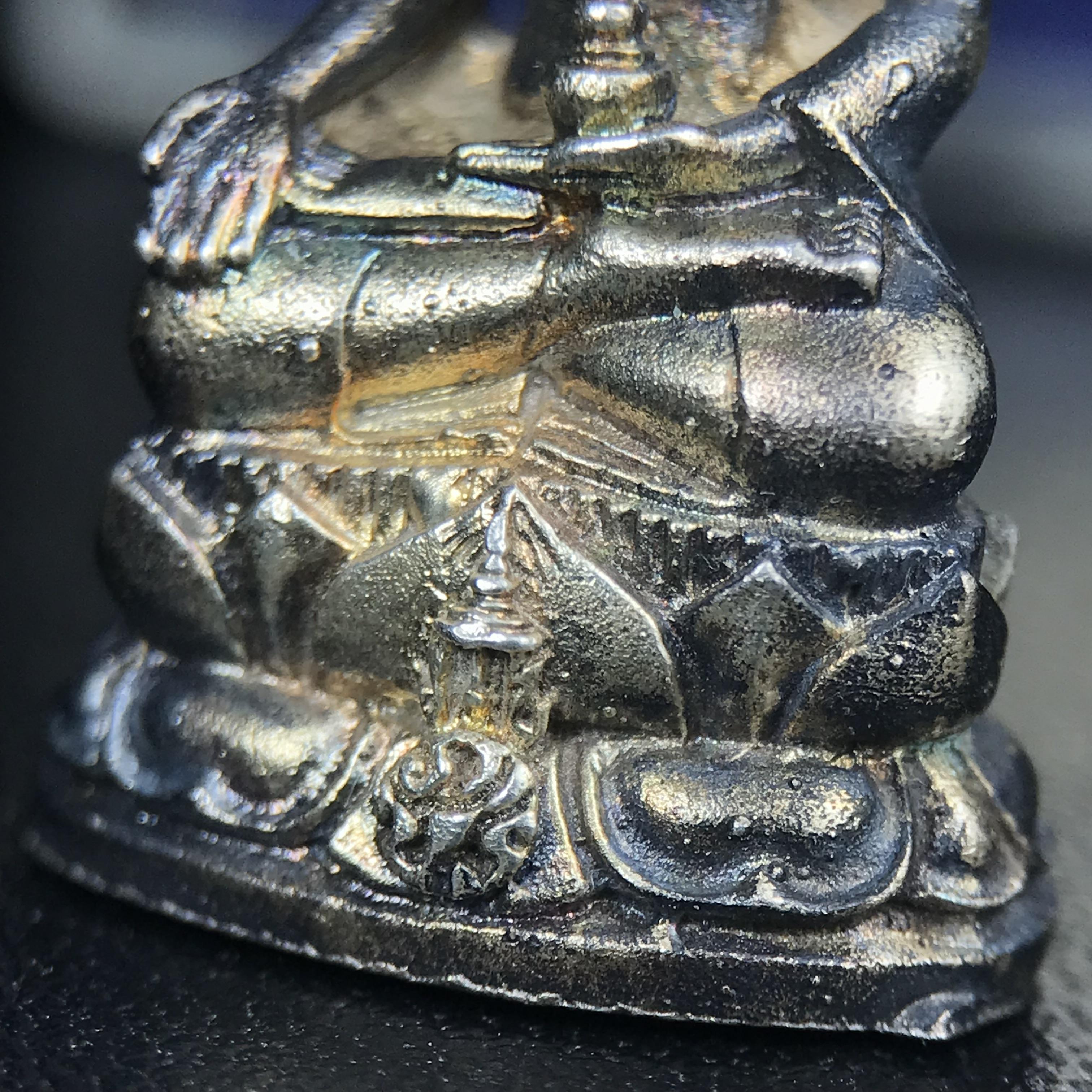 พระกริ่งไพรีพินาศ ภปร. รุ่นแรกของประเทศไทย วัดปทุมวนาราม ปี 2535 เนื้อเงิน(ผิวเดิม ผิวขึ้นรุ้งทั่วองค์ สวย งดงาม)(เข้มขลังทรงอานุภาพยิ่งใหญ่ กำราบศัตรูพ่ายสิ้น) ขนาดสูง 3 ซม. พร้อมกล่องบรรจุเดิมครบสมบูรณ์ (ในหลวงรัชกาลที่9เสด็จเททอง)(1ใน3000องค์)นิยมหายาก