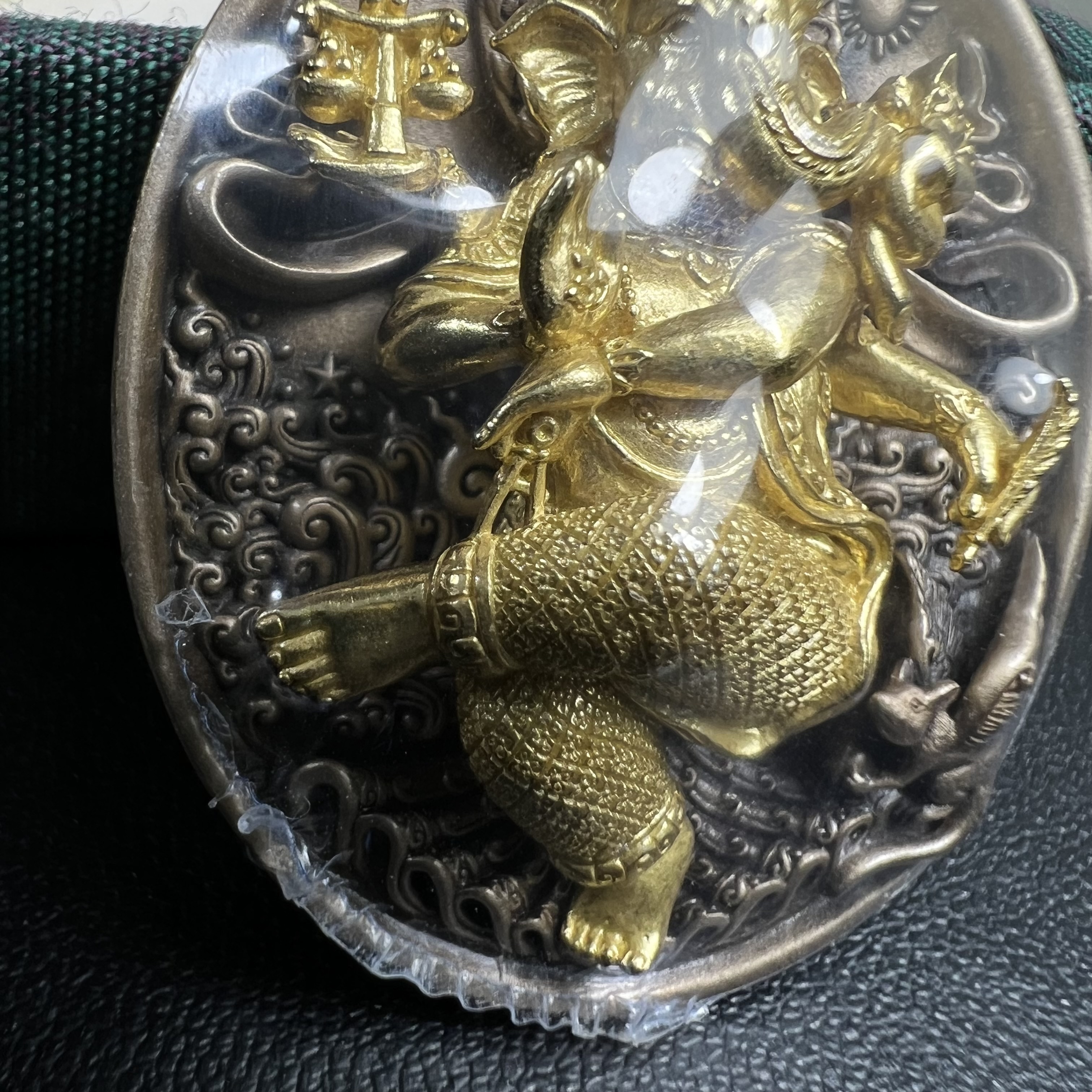 พระพิฆเนศ ประทานศิลป์ ที่ระลึกครบรอบ 50 ปี กลุ่มบ.แพรนด้าจิวเวลรี่ เนื้อบรอน์3กษัตริย์ ออกแบบได้สวยวิจิตรงดงาม ได้อัญเชิญมวลสารอันเป็นมงคลที่ได้ปลุกเสกแล้ว หลอมรวมเป็นเนื้อเดียวกับเหรียญ เพื่อความเป็นศิริมงคล สถิตย์สถาพร สืบไป