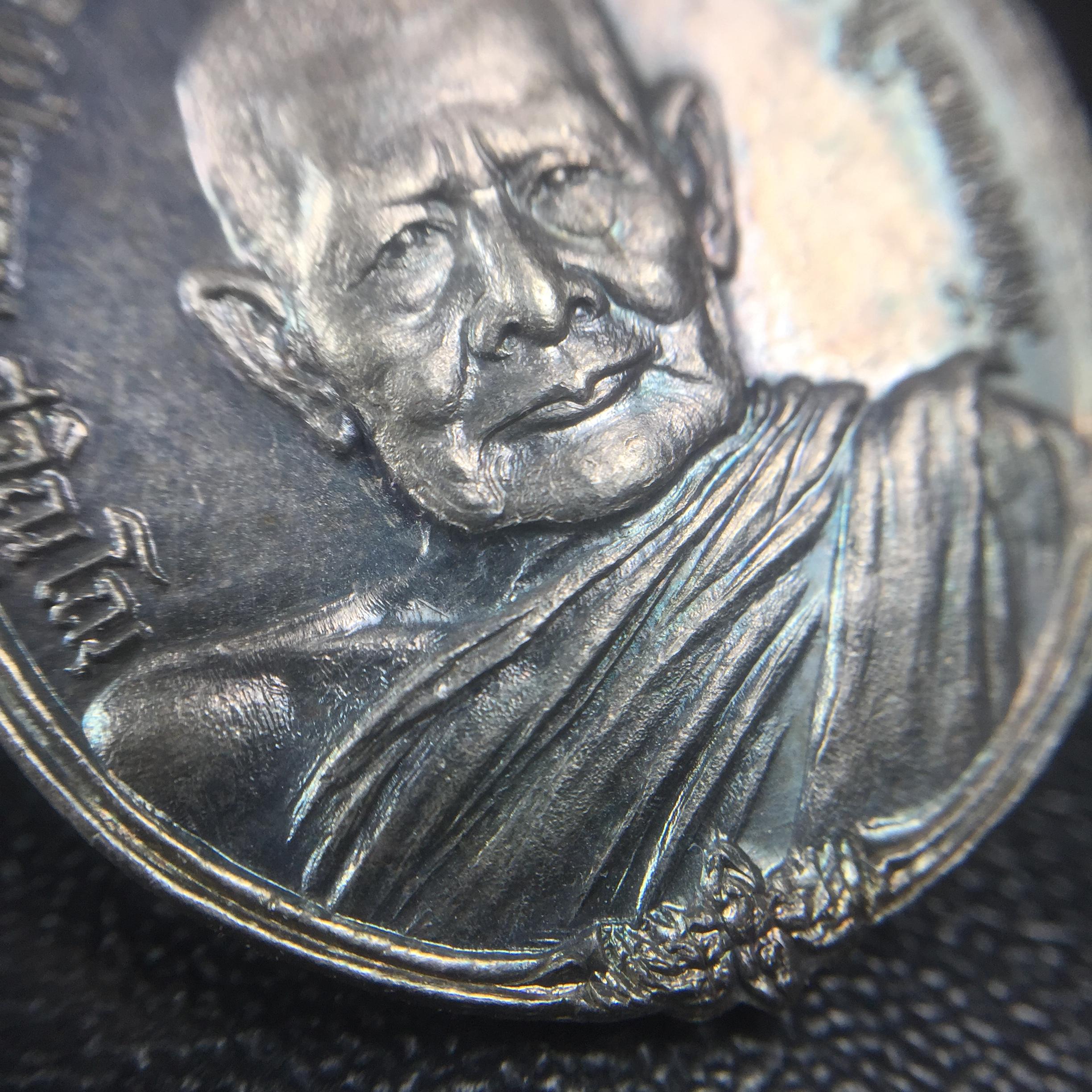 หลวงปู่แหวน วัดดอยแม่ปั๋ง รุ่นสร้างตึกโรงพยาบาล ปี 2521 หลัง ภปร.(ใหญ่) เนื้อเงิน(บล็อกนิยม)(คัดสวยสภาพผิวเดิมสวยครบสมบูรณ์(หายาก)