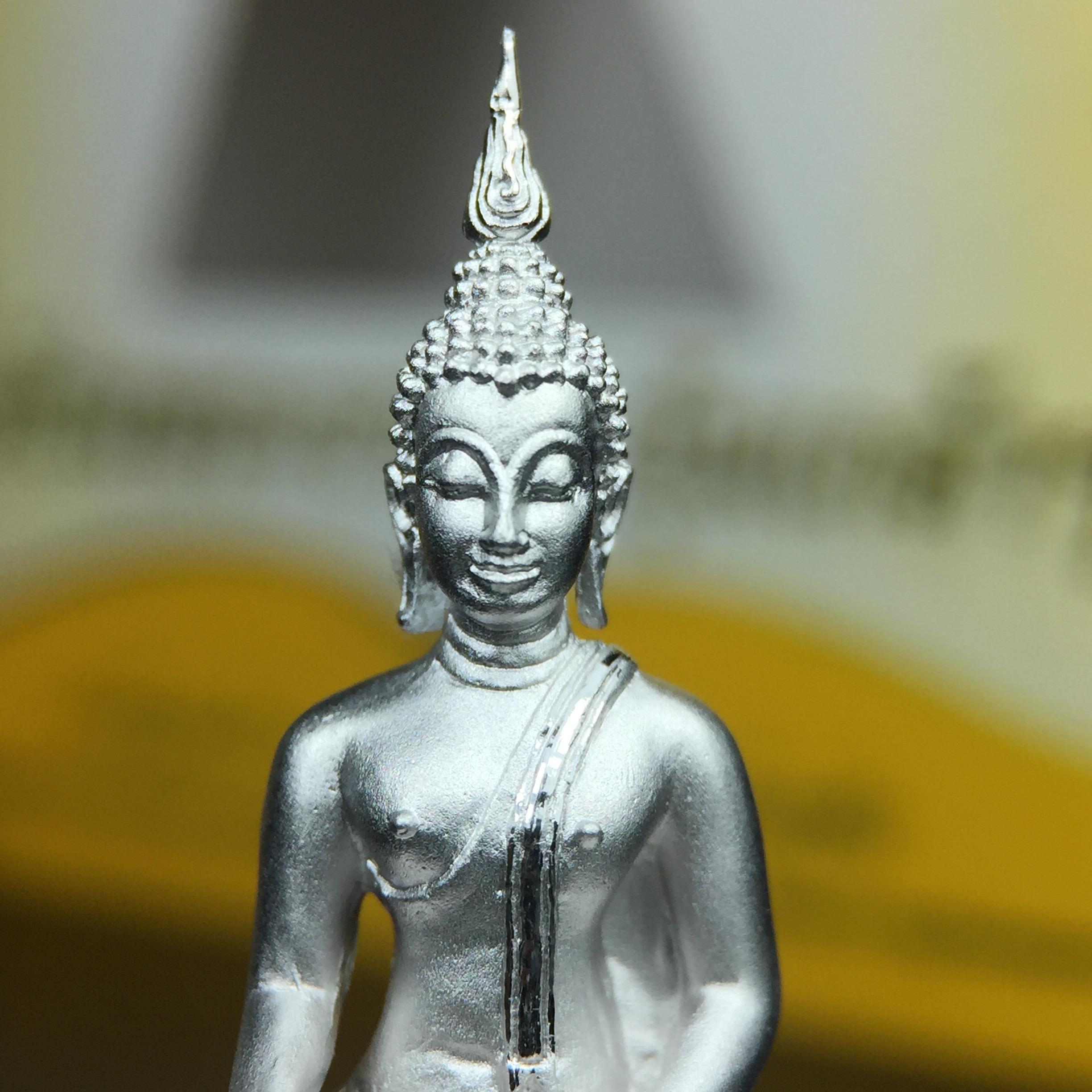 พระพุทธรูปคุ้มเกล้าฯ ภปร.(ใต้ร่มพระบารมี คุ้มเกล้า) 60ปี โรงพยาบาลภูมิพลฯ พ.ศ.2552 เนื้อเงิน ชุบทองคำขาว(พิมพ์ใหญ่ขนาด 35.5*24 มม.)สภาพสวยเดิมพร้อมกล่องบรรจุเดิม ตอกโค๊ดหมายเลขกำกับ หายาก(1ใน5000 องค์)