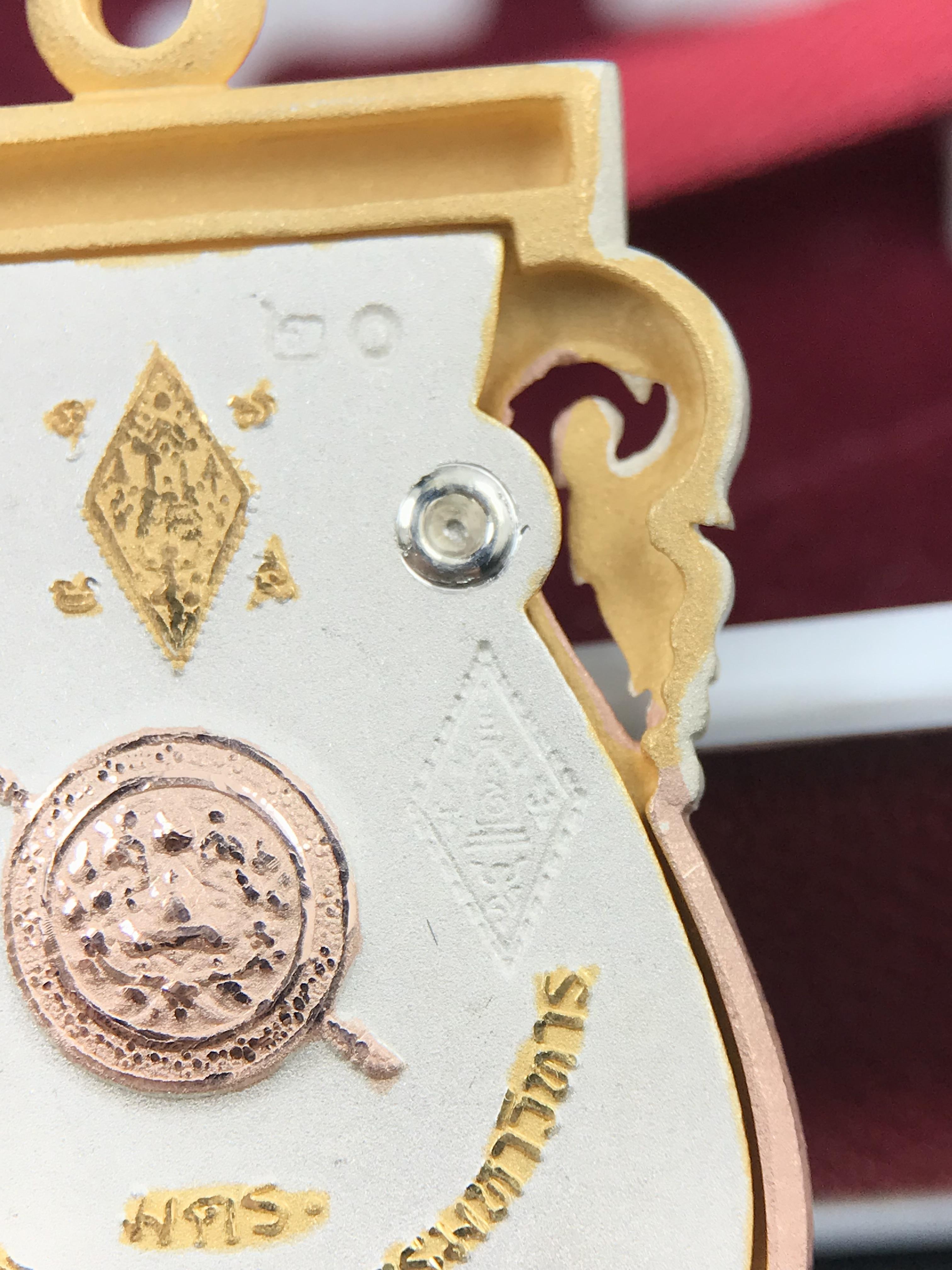 พระพุทธชินราช รุ่น ประวัติศาสตร์ มูลนิธิเพื่อตำรวจไทยจัดสร้าง ปี 2562 เนื้อเงินชุบสามกษัตริย์ขัดเงา พิมพ์เหรียญเสมาฉลุลาย พระพุทธชินราช อินโดจีน(ขนาดสูง 3.7ซม.(ไม่รวมห่วง))(สภาพสวยซีนซองเดิม กล่องบรรจุเดิมครบสมบูรณ์)(องค์หมายเลข 20)(1 ใน 999 เหรียญ)หายาก