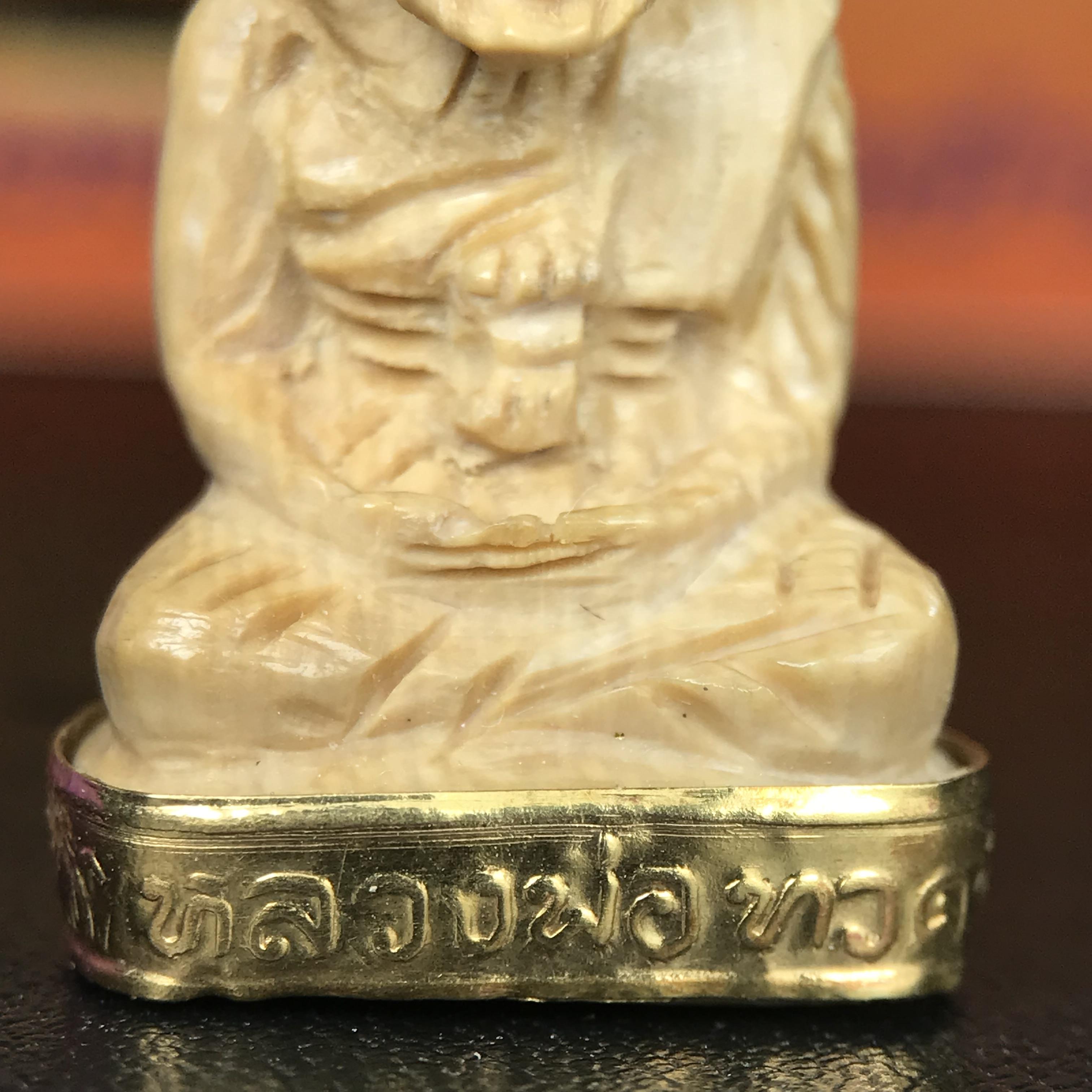 สมเด็จหลวงพ่อทวด รุ่นคชสารหมื่นปี (ศิลปาชีพ) วัดช้างให้ ปี 2541โดยมีท่าน อ.นอง วัดทรายขาว เป็นเจ้าพิธี และมีเกจิร่วมปลุกเสก 108 รูป บรรจุผงว่านเก่าและดินกากยายักษ์(พิมพ์ลอยองค์ฐานทองคำโค๊ตทองคำ)พร้อมกล่องบรรจุและใบรับรองเดิมครบ นิยมหายาก