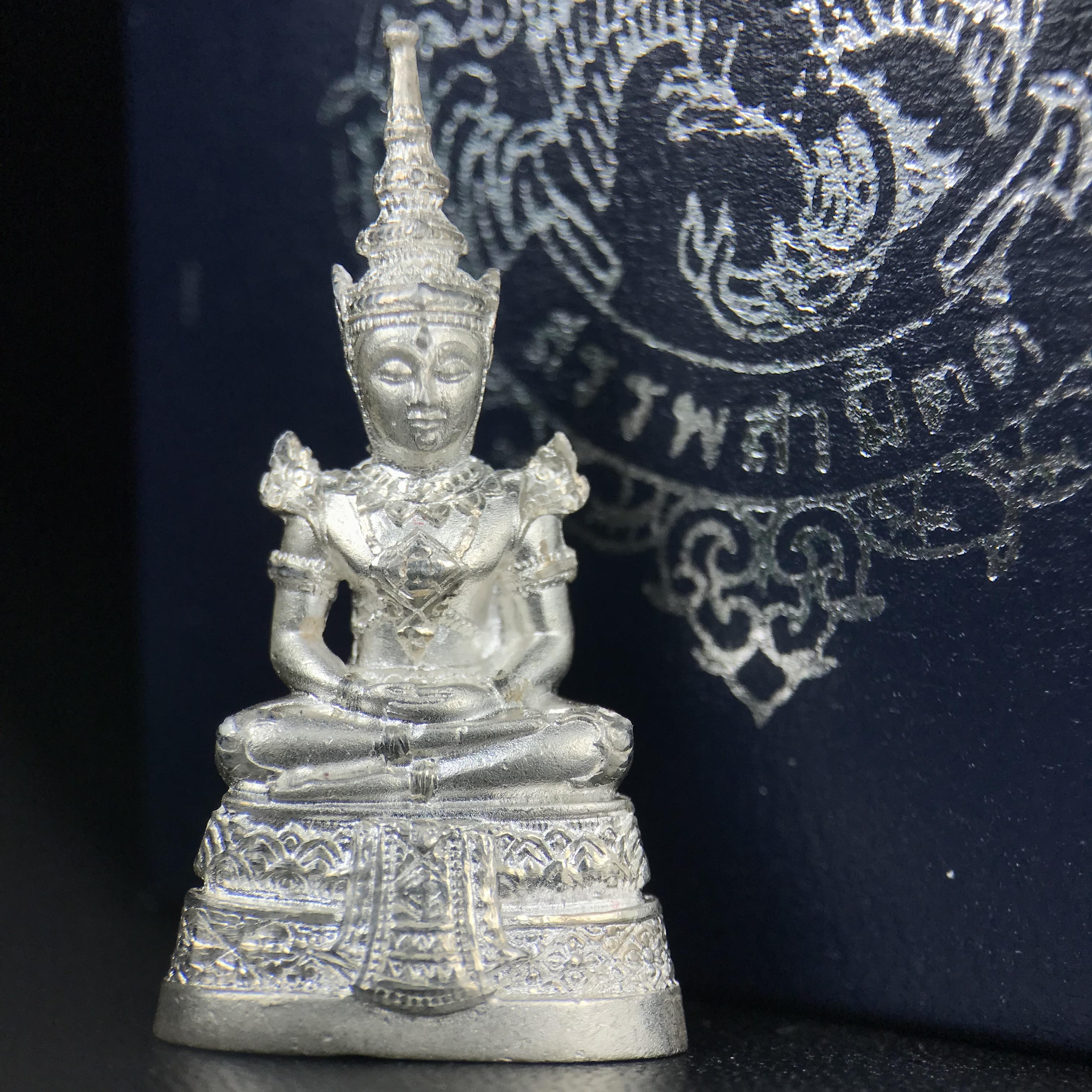 พระแก้วมรกต กรมสรรพสามิตจัดสร้างขึ้นเนื่องในโอกาสครบรอบ 64 ปีของกรมสรรพสามิต และเนื่องในวโรกาสที่พระบาทสมเด็จพระเจ้าอยู่หัวรัชกาลที่ 9 ทรงครองราชย์ครบ50ปีเมื่อ พ.ศ.2539 เนื้อเงินทรายนวลขัดเงา พร้อมกล่องบรรจุเดิมสวยครบสมบูรณ์