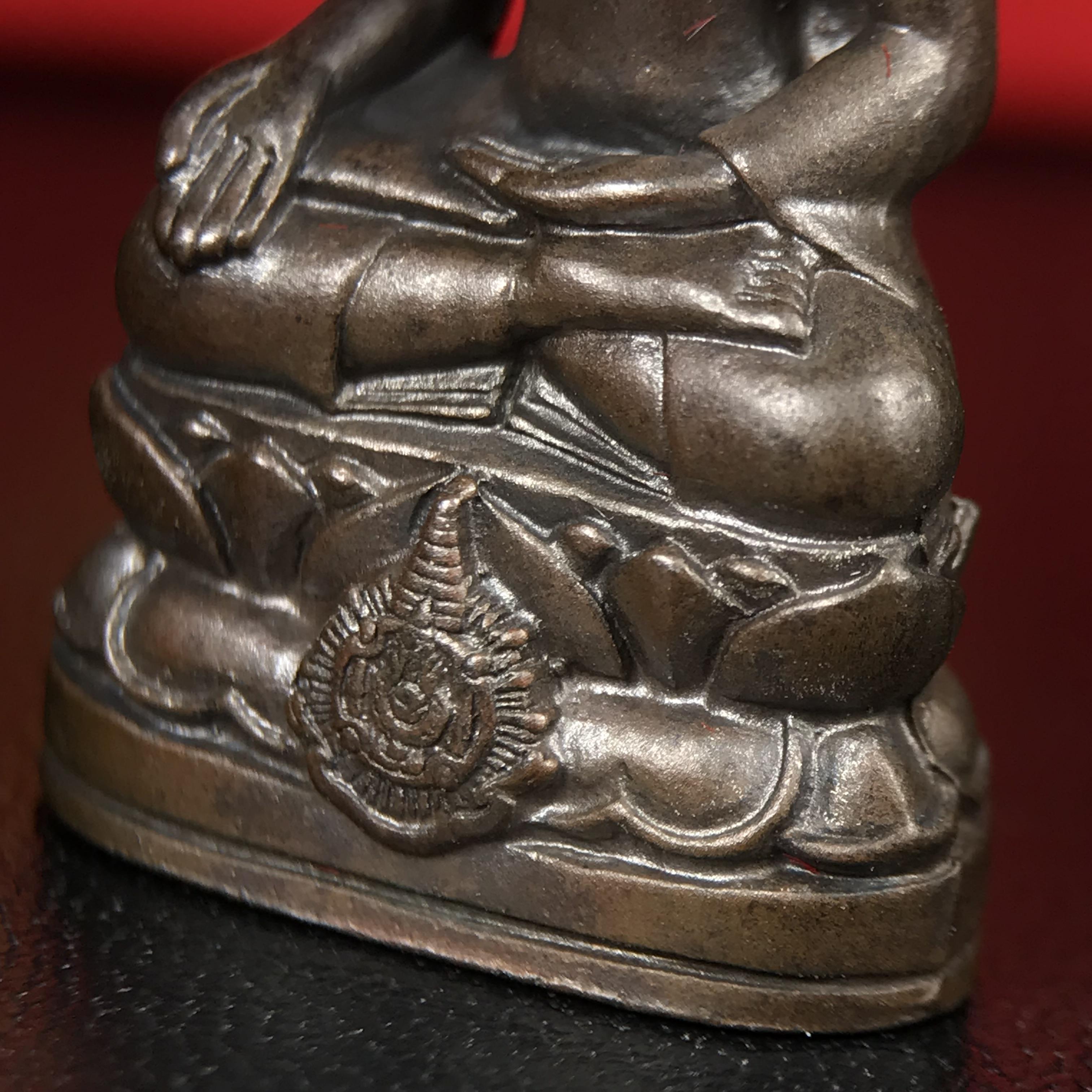 พระกริ่งไพรีพินาศ บรรจุเหล็กไหล ครั้งแรกและครั้งเดียวในประวัติศาสตร์ เฉลิมพระเกียรติ พระบาทสมเด็จพระเจ้าอยู่หัวรัชกาลที่9 พระชนมพรรษา 6 รอบ ปี2542 เนื้อนวโลหะผสมทองคำ(บรรจุเหล็กไหล)ดีนอก-ดีใน พิธีใหญ่ มวลสารเด่น (หายาก)