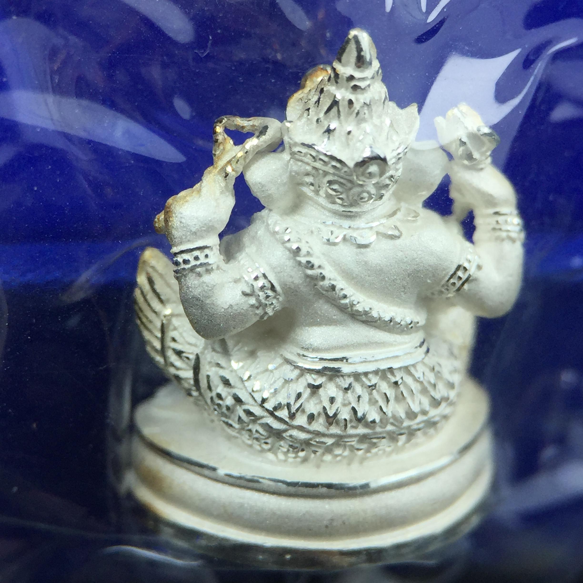 พระพิฆเณศวร วัดบวรนิเวศวิหาร ปี 2542 เนื้อเงินพ่นทรายขัดเงาบางส่วน(ฝังพลอย1เม็ด)(ขนาด 2* 1.4 ซม.) สภาพสวยซีนซองเดิมพร้อมกล่องบรรจุเดิม ตอกโค๊ดหมายเลขกำกับ(ผิวเดิมขึ้นสีรุ้งธรรมชาติ สวย)(คัดสภาพสวยเดิม พิธีใหญ่ พุทธศิลป์งดงาม)