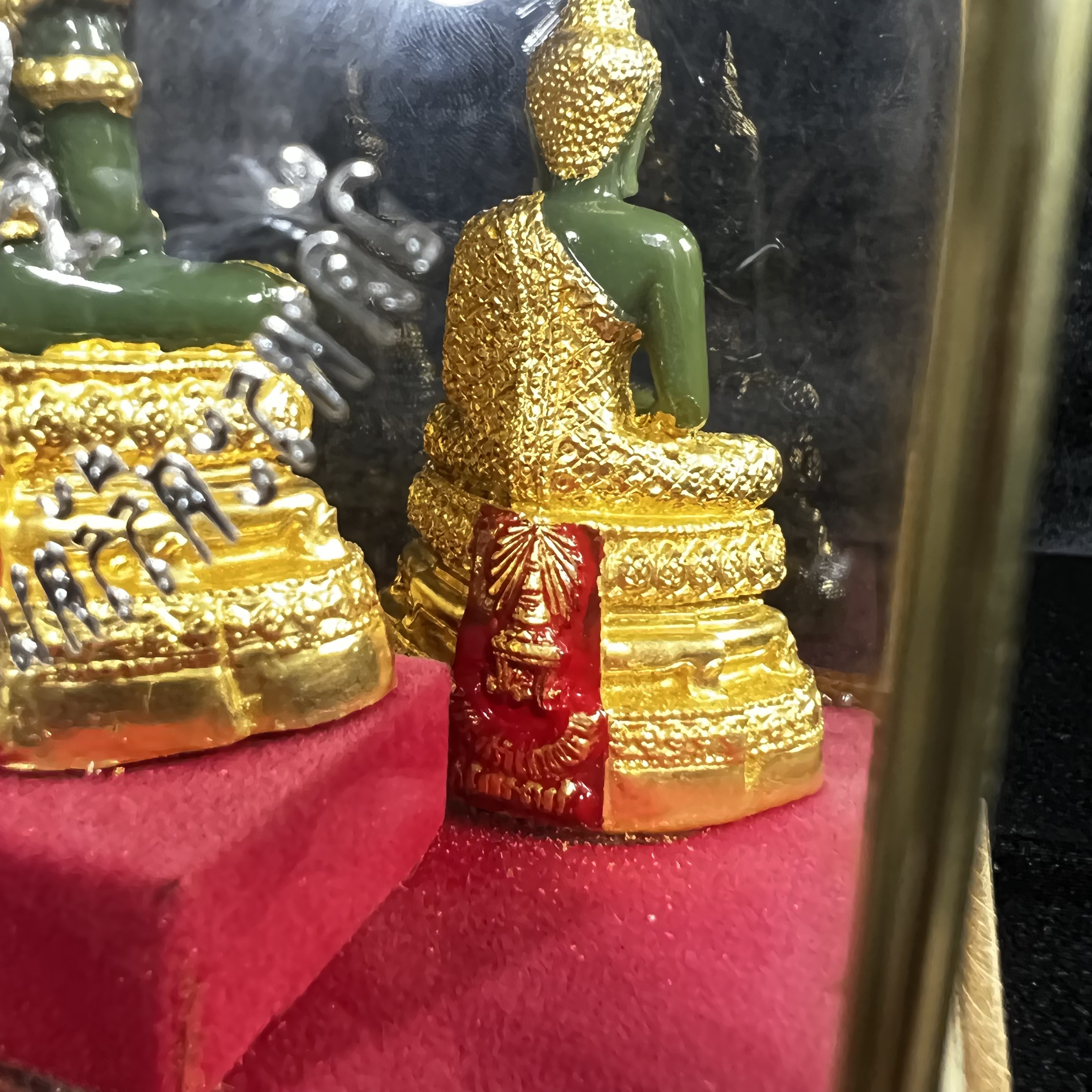 พระพุทธมหามณีรัตนปฏิมากร(พระแก้วมรกต) วัดพระศรีรัตนศาสดาราม สำนักพระราชวัง จัดสร้าง พิมพ์ทรงเครื่อง 3 ฤดู(ร้อน ฝน หนาว) หน้าตัก 2 นิ้วพร้อมครอบตู้เดิม(บรรจุมวลสารใต้ฐาน)