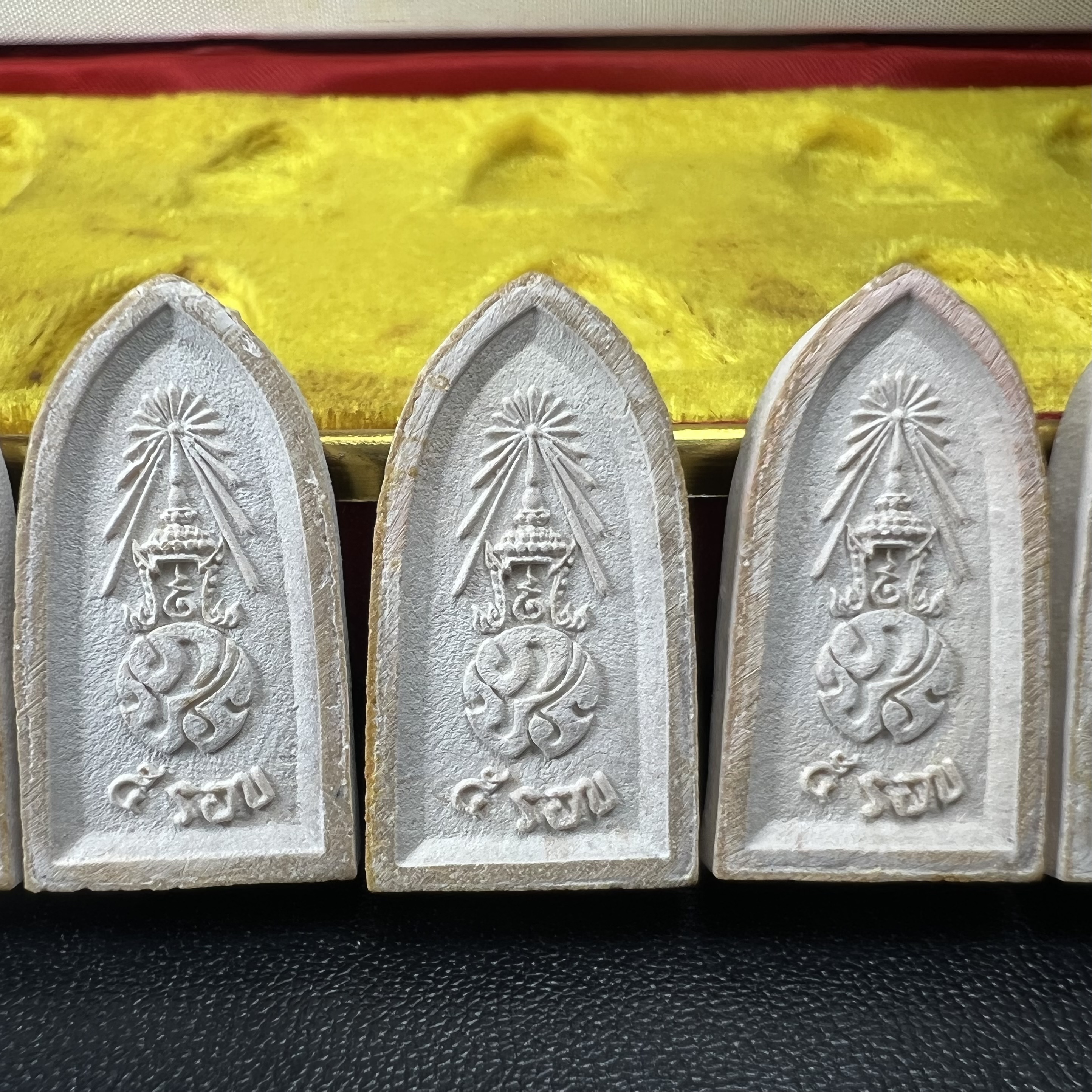 พระไพรีพินาศ ภปร. ครบ 5 รอบ ร.9 ปี 2530(เนื้อผงพิมพ์ใหญ่) ชุดกรรมการ บรรจุจำนวน 10 องค์ ในกล่อง ตราสัญลักษณ์ ภปร.(ในหลวงรัชกาลที่9เสด็จในพิธีเจิมพระสุหร่าย)พระดี พิธีใหญ่ ประกอบพิธีพุทธาภิเษกพร้อมกับพิธีพระกริ่งปวเรศ ปี2530 วัดบวรนิเวศวิหาร(1 ใน 15 ชุด)