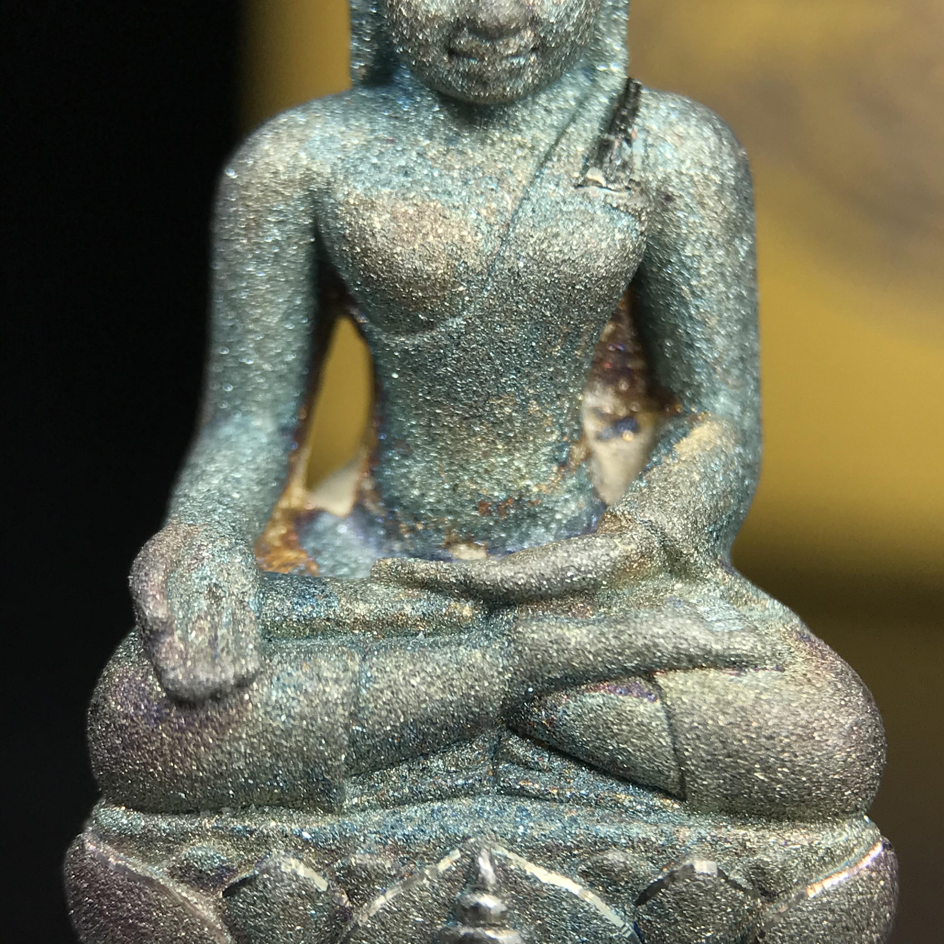 พระกริ่งไพรีพินาศ ญสส. ชุดกาญจนาภิเษกครองราชย์ 50 ปี พุทธศักราช 2538 วัดบวรนิเวศวิหาร เนื้อเงิน(ผิวเดิมขึ้นสีรุ้งขียวมรกตเข้มขลังงดงามธรรมชาติสร้างสรรค์) สภาพสวยเดิมพร้อมกล่องบรรจุเดิมผ้าไหมสีเหลืองตรากาญจนาภิเษก ตอกโค๊ดหมายเลขกำกับ ๕๐๐๑(1 ใน 8425 องค์)