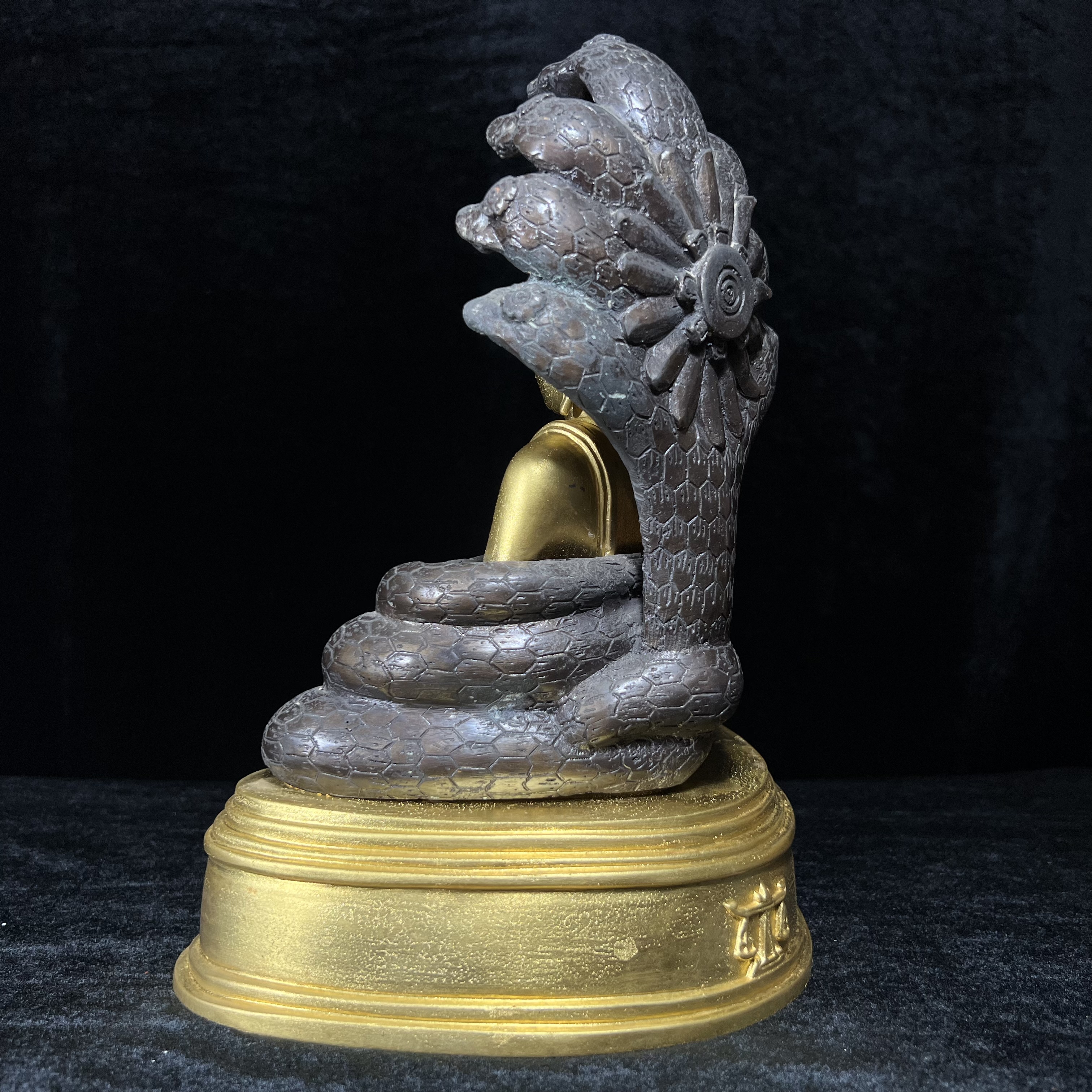 สมเด็จพุทธบูชาปางนาคปรก ญสส. วัดบวรนิเวศวิหาร ปี 2540 พระบูชาขนาด 7 นิ้ว เนื้อโลหะผสมปิดทอง จัดสร้างโดยกระทรวงยุติธรรม ในวโรกาสในหลวงรัชกาลที่ 9 ฉลองสิริราชย์สมบัติครบ 50 ปี และสมเด็จพระญาณสังวร สมเด็จพระสังฆราช 84 พรรษา งานพุทธศิลป์สวย เข้มขลัง....2 ถอด