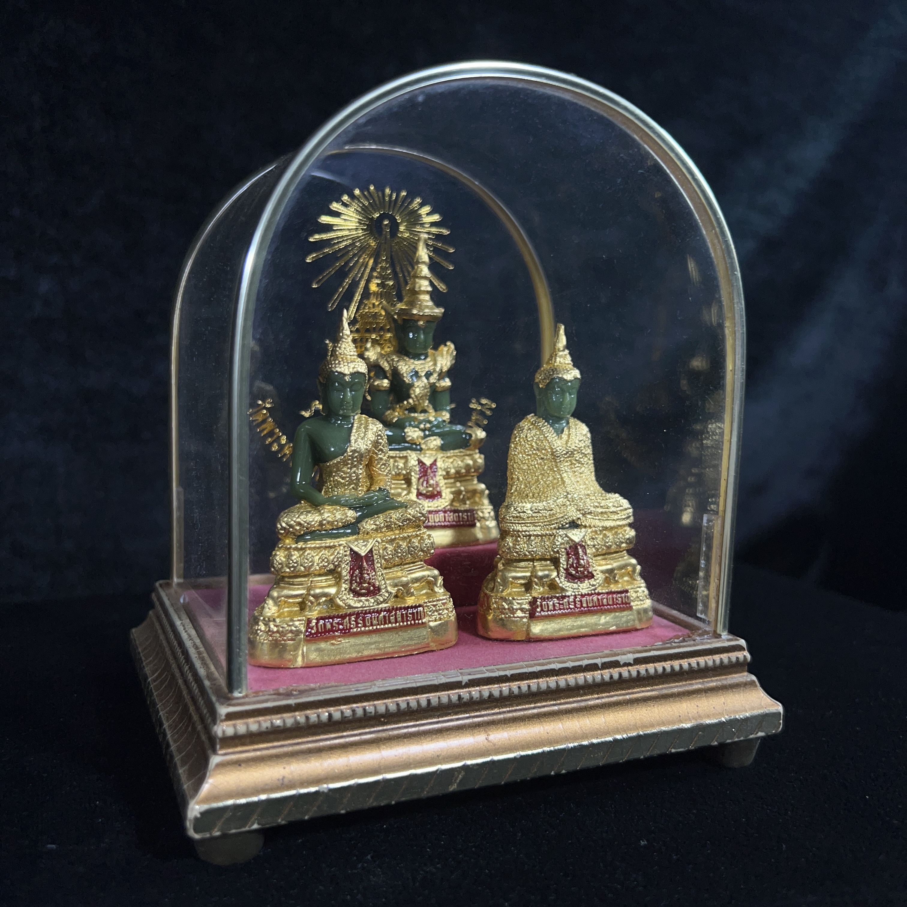 พระพุทธมหามณีรัตนปฏิมากร(พระแก้วมรกต) วัดพระศรีรัตนศาสดาราม สำนักพระราชวัง จัดสร้าง พิมพ์ทรงเครื่อง 3 ฤดู(ร้อน ฝน หนาว) หน้าตัก 2 นิ้วพร้อมครอบตู้เดิม(บรรจุมวลสารใต้ฐาน)