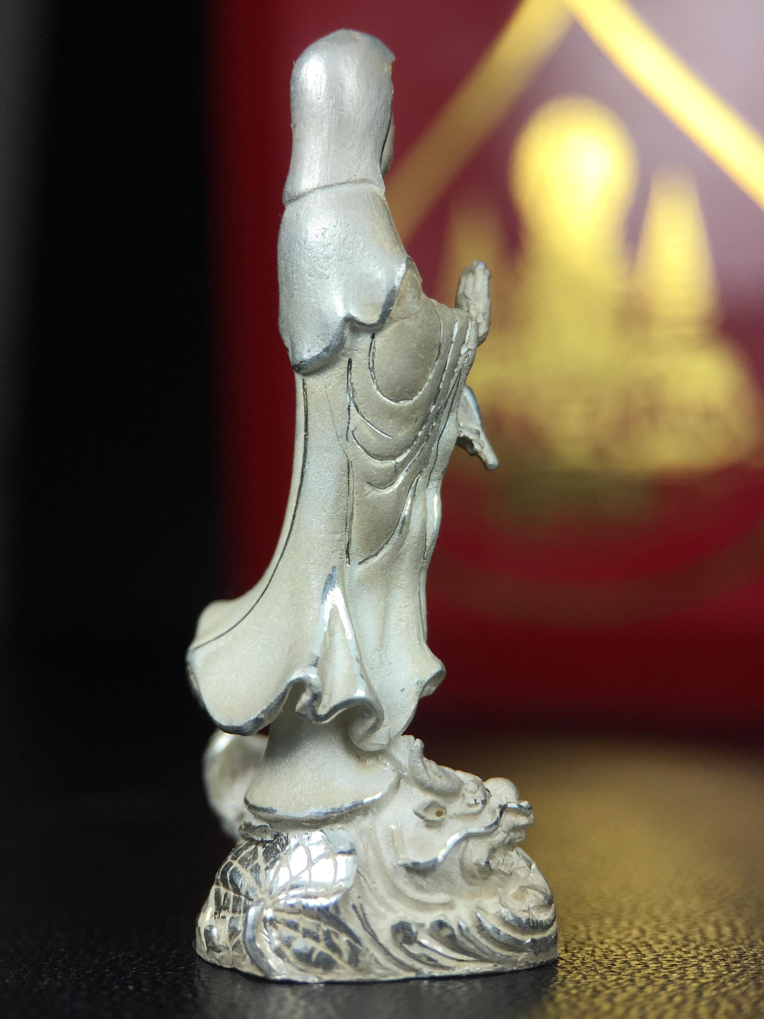 รูปหล่อลอยองค์ พระมหาโพธิสัตว์กวนอิม ทรงประทับมังกร เนื้อเงินพ่นทรายขัดเงาบางส่วน โครงการสร้าง พระศรีอริยะเมตตรัยมหาโพธิสัตว์ น้อมถวายพระบาทสมเด็จพระเจ้าอยู่หัว ทรงครองศิริราชสมบัติครบ 50 ปี มหาพุทธาภิเษก วันที่ 6 เมษายน 2540 วัดโพธิ์แมนคุณาราม กรุงเทพฯ