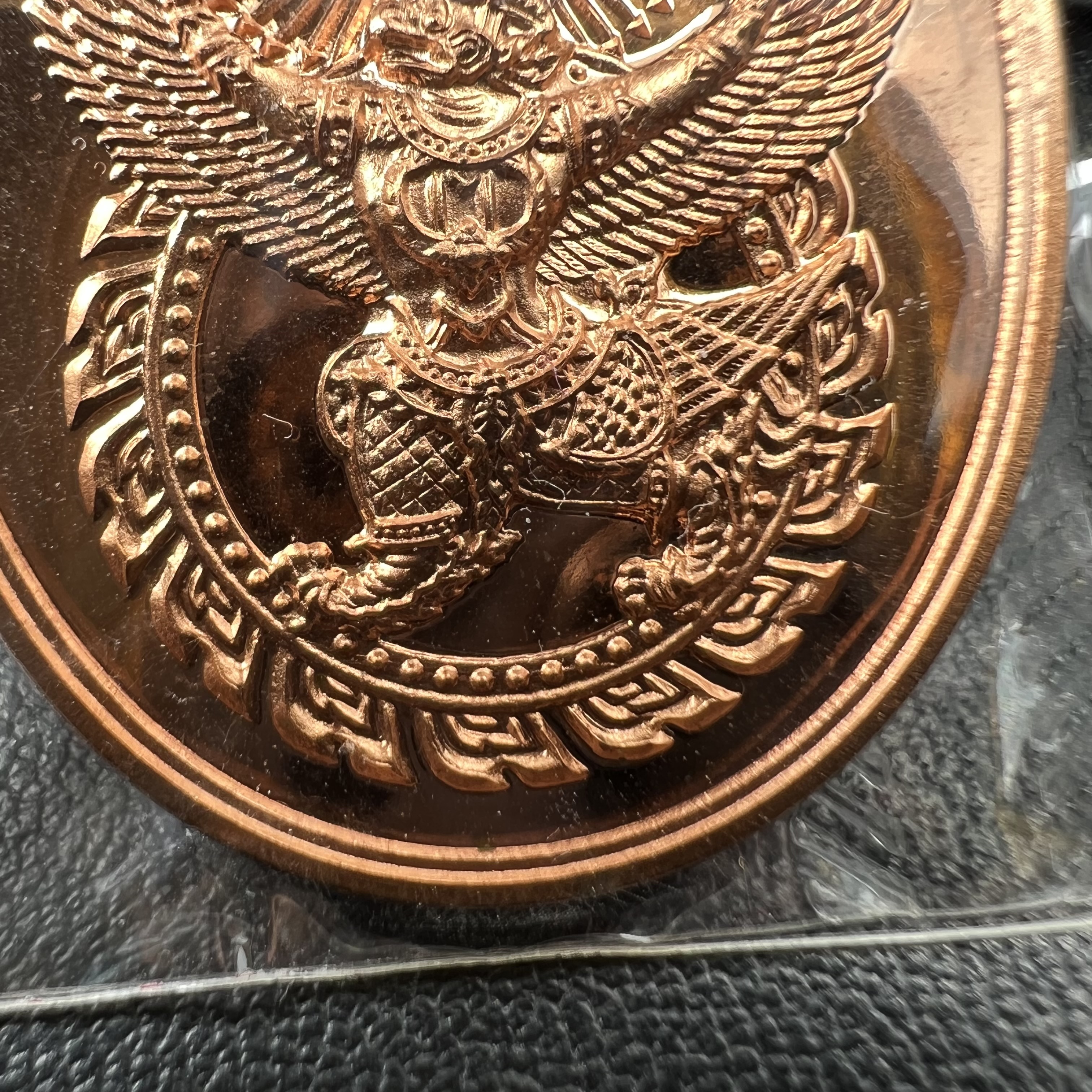 เหรียญครุฑดวงตรามหาเดช หลังยันต์มงกุฏพระเจ้า วัดตรีทศเทพวรวิหาร ปี2553 เนื้อทองแดงขัดเงา(สภาพสวยซีนซองเดิมกล่องบรรจุเดิม)ดวงตราแห่งชัยชนะ ความสำเร็จ เจริญรุ่งเรือง แก้อาถรรพ์ ต่างๆ