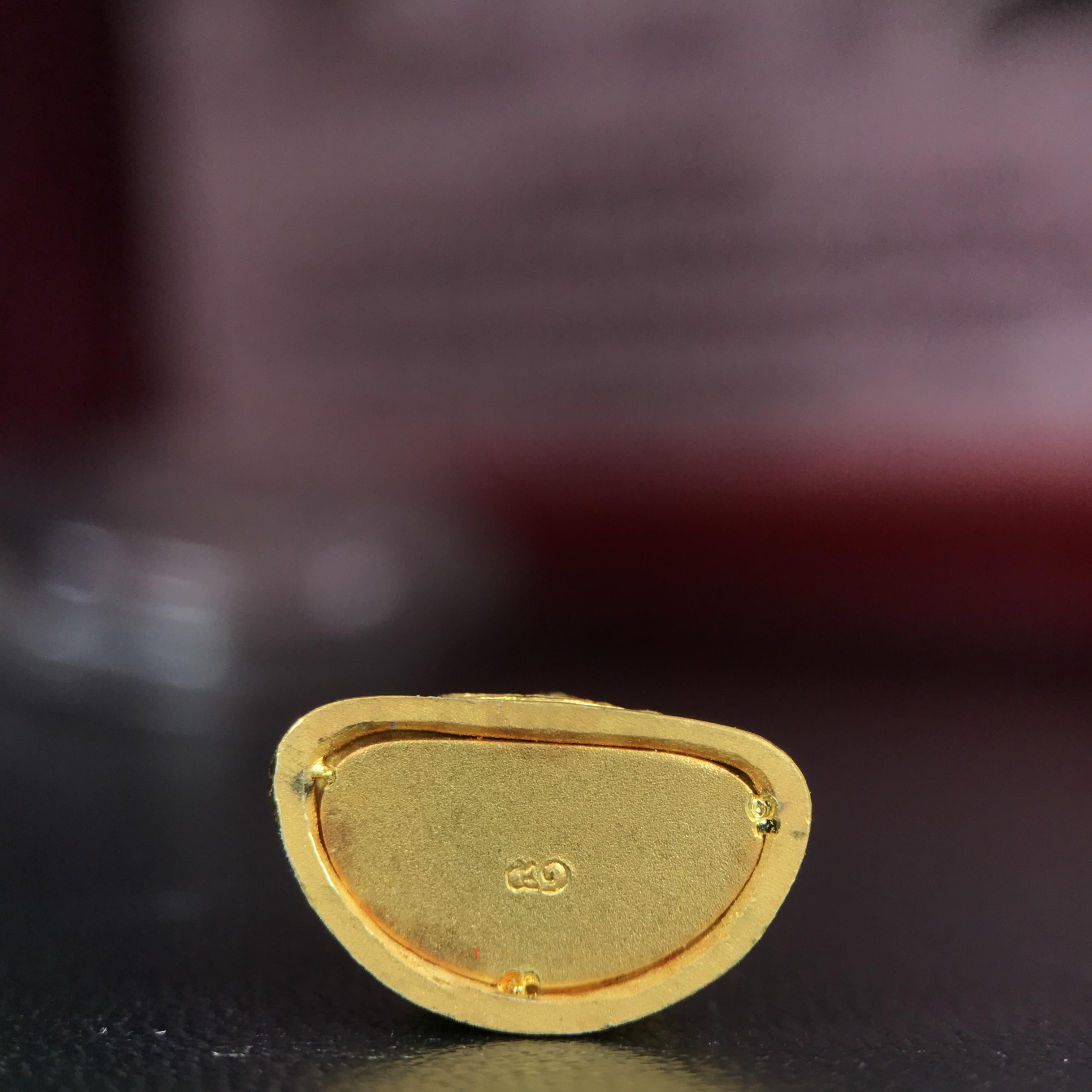 พระแก้วมรกต ภปร.(รุ่นแรก) ปี2545 จัดสร้างในมหาวโรกาส พระบาทสมเด็จพระเจ้าอยู่หัวรัชกาลที่ 9 ครบรอบ 75 พรรษา และฉลองกรุงรัตนโกสินทร์ครบ 220 ปี พิมพ์ลอยองค์เล็ก เนื้อทองคำบริสุทธิ์ 96.5%(6.5กรัม) ขนาด 10*19 มม. พร้อมกล่องเดิมสวยครบสมบูรณ์(1ใน2000องค์)หายาก