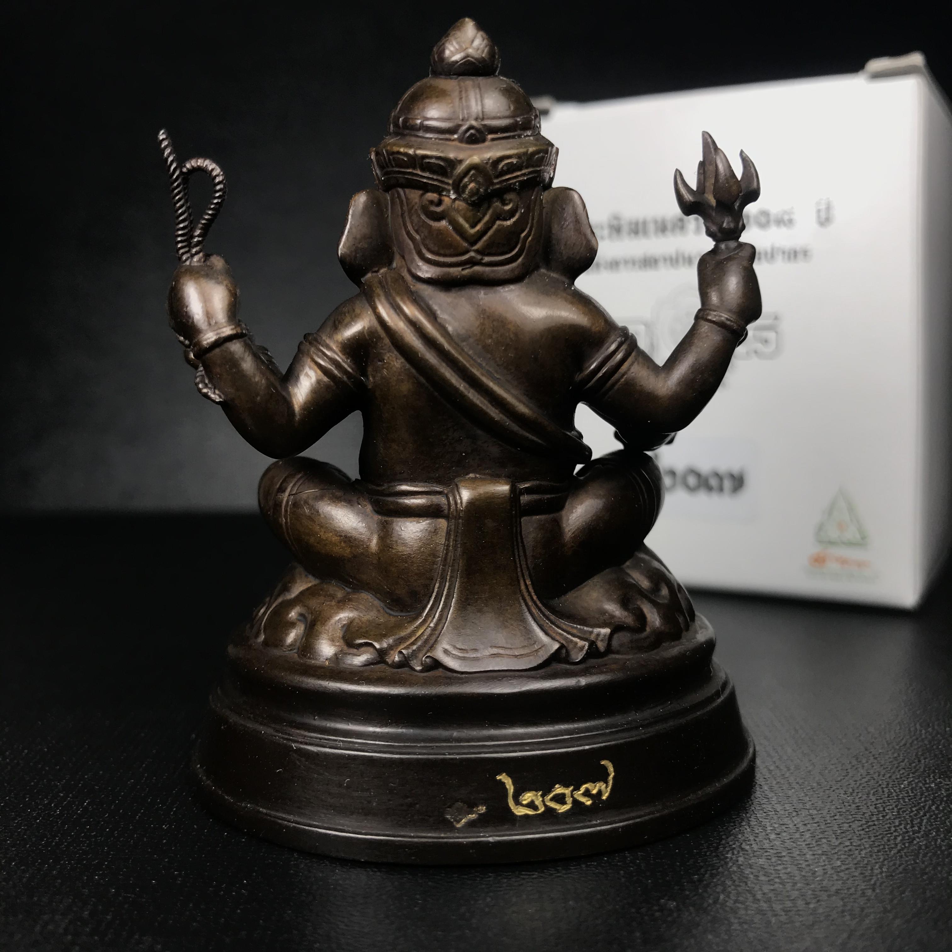 พระพิฆเนศวร รุ่น 108 แห่งการสถาปนากรมศิลปากร ปี 2562 ขนาดบูชาหน้าตัก 1.5 นิ้ว เนื้อทองเหลืองรมดำ (พิธีใหญ่ มวลสารดี)(เลขนัมเบอร์ 207 (ผลรวมได้เก้าเป็นมงคล))1 ใน 1999 องค์