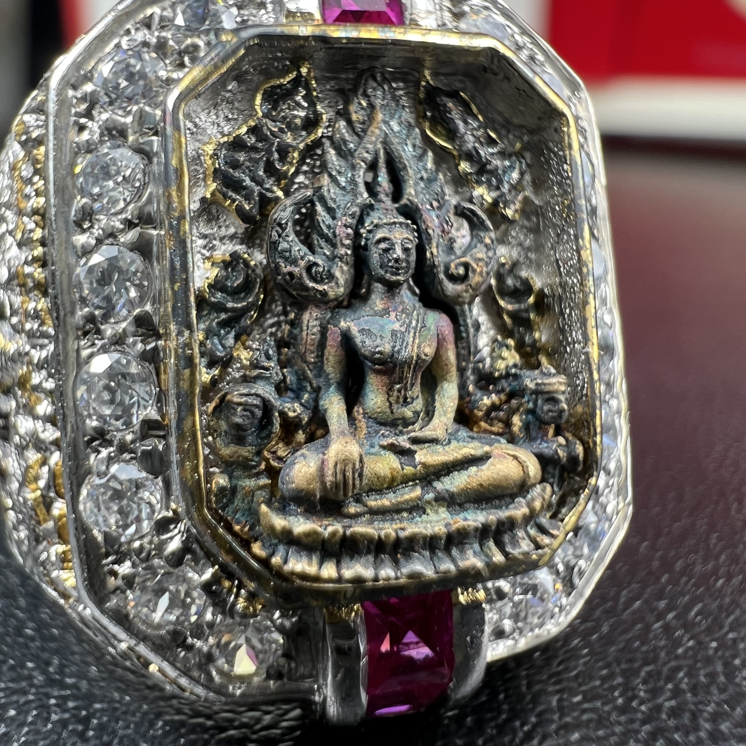 แหวนพระพุทธชินราช ภปร. ในวโรกาสเฉลิมพระชนมายุ6รอบ 5ธันวาคม2542 มูลนิธิพิทักษ์ดวงตาประชาชน จัดสร้าง แหวนเนื้อเงินเคลือบทองคำบริสุทธิ์ประดับเพชร CZ เกรดนอก ตอกโค๊ตและหมายเลข 2006(ผลรวมได้ 8 เลขมงคลเจริญมั่งคั่ง อุดมสมบูรณ์) พร้อมกล่องบรรจุเดิมครบ(หายาก)