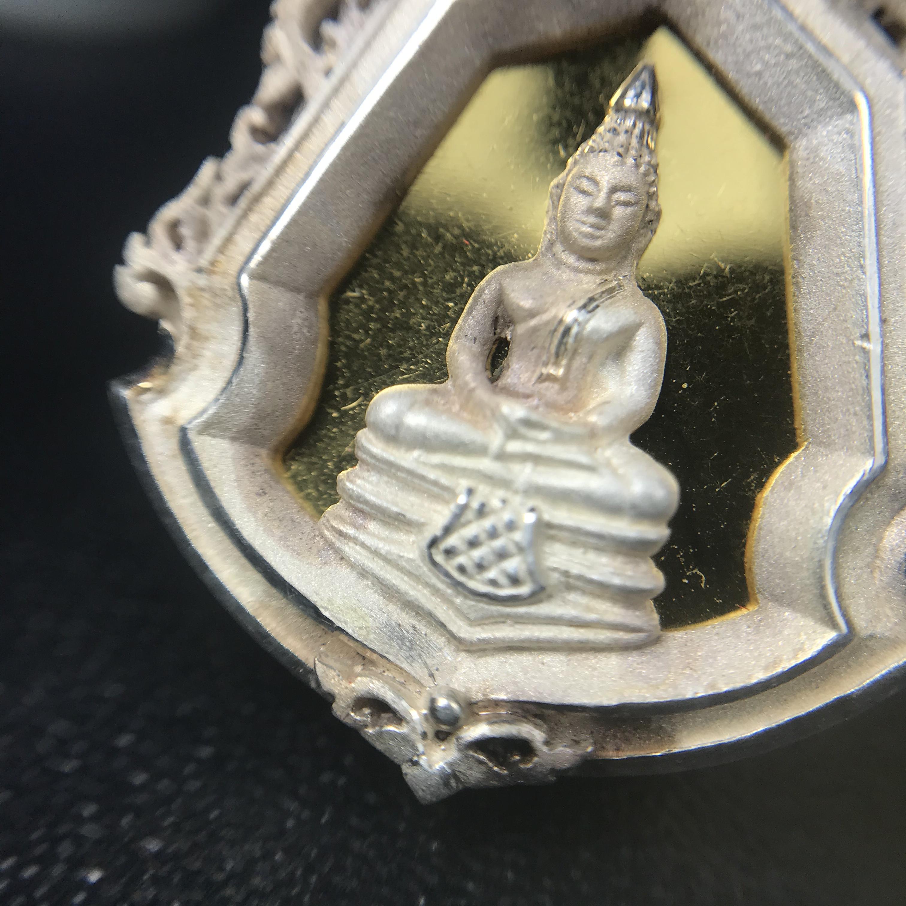 พระพุทธโสธร รุ่นมหามงคล ปี 2547 เหรียญหล่อพระพุทธโสธรลายไทย พระนามย่อ ญ.ส.ส. (พิมพ์ใหญ่) สูง 2.9 ซม.เนื้อเงินพ่นทรายขัดเงา พร้อมกล่องบรรจุเดิมครบ(1ใน 2,499องค์)