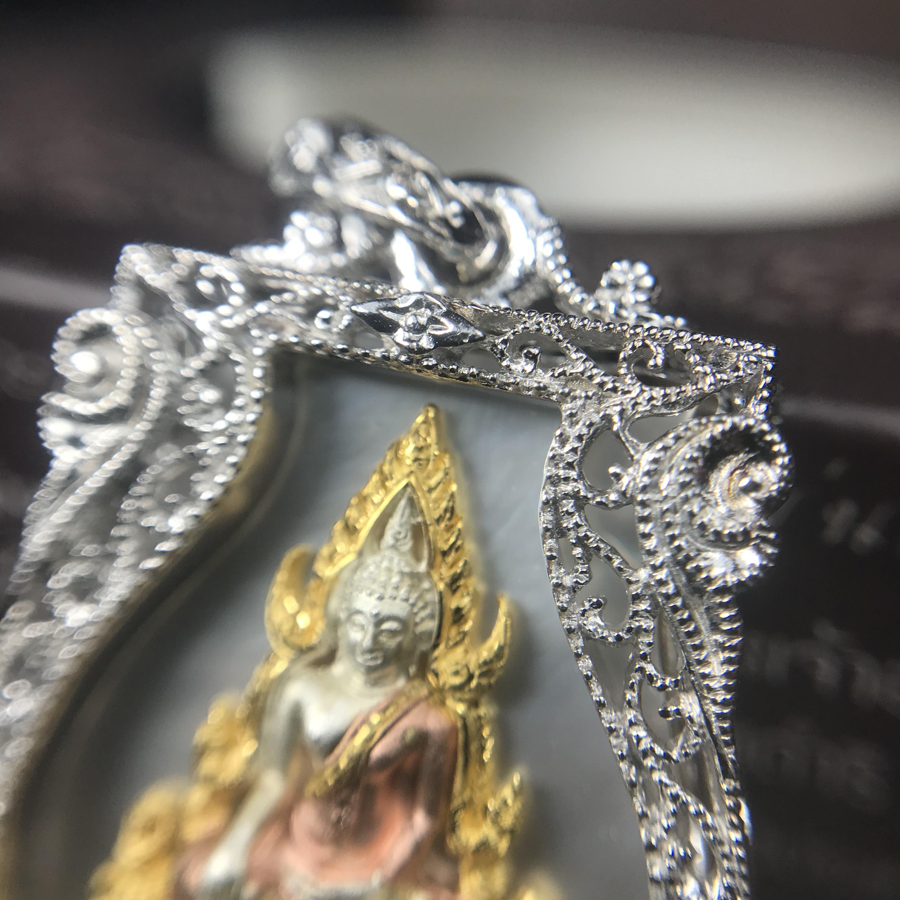 พระพุทธชินราช ภปร. โครงการ "เพราะแผ่นดินนี้ คือ แผ่นดินเกิด" ปี2548(รุ่นแรก) เหรียญทรงเสมา ขนาด 21 x 29 มม.เนื้อเงินสามกษัตริย์ องค์พระชุบสามกษัตริย์ ล้อมด้วยกรอบเงินชุบทองคำขาวสลักเสลาเป็นลวดลายละเอียดอ่อน ส่วนพื้นองค์พระเป็นเปลือกหอยมุขงดงาม