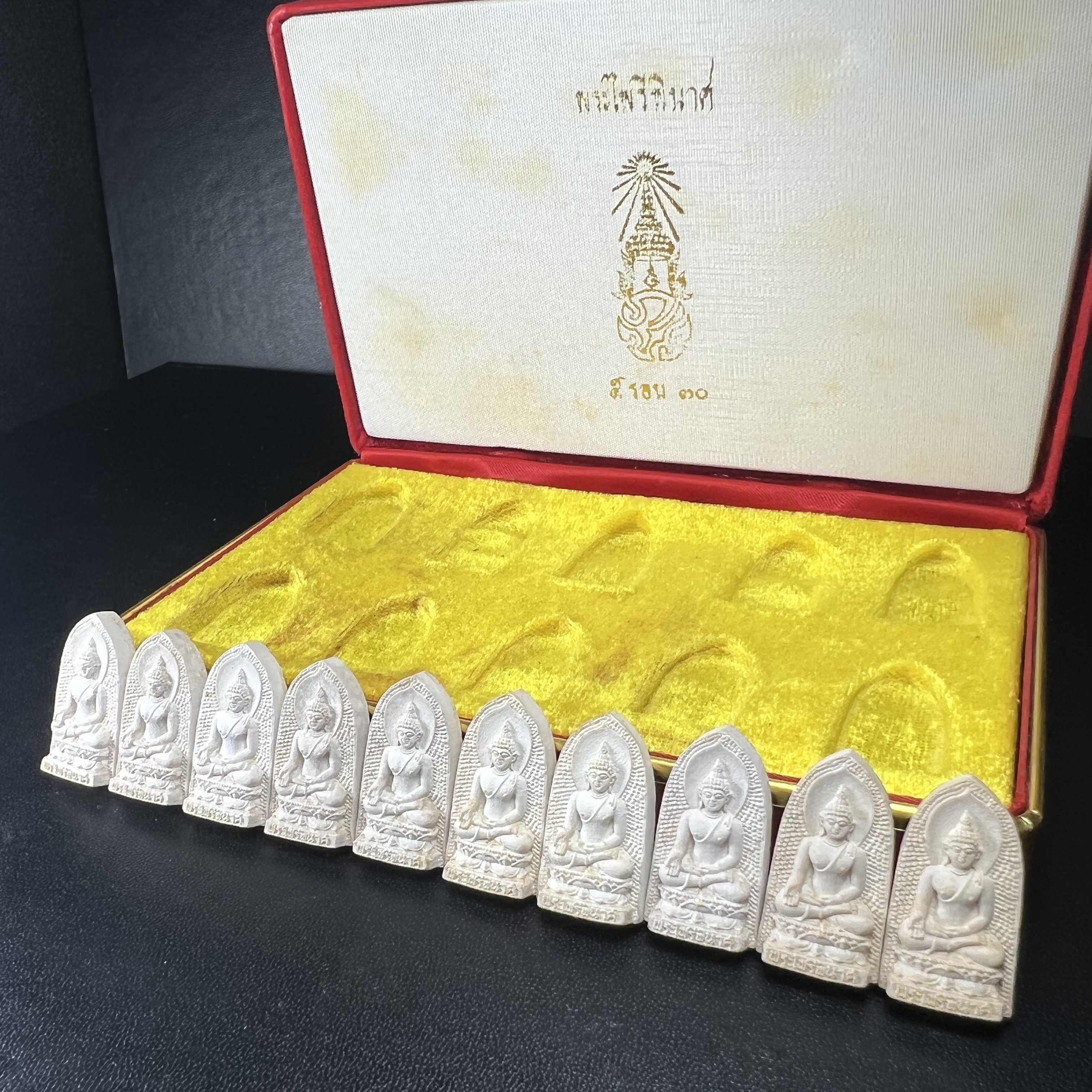 พระไพรีพินาศ ภปร. ครบ 5 รอบ ร.9 ปี 2530(เนื้อผงพิมพ์ใหญ่) ชุดกรรมการ บรรจุจำนวน 10 องค์ ในกล่อง ตราสัญลักษณ์ ภปร.(ในหลวงรัชกาลที่9เสด็จในพิธีเจิมพระสุหร่าย)พระดี พิธีใหญ่ ประกอบพิธีพุทธาภิเษกพร้อมกับพิธีพระกริ่งปวเรศ ปี2530 วัดบวรนิเวศวิหาร(1 ใน 15 ชุด)