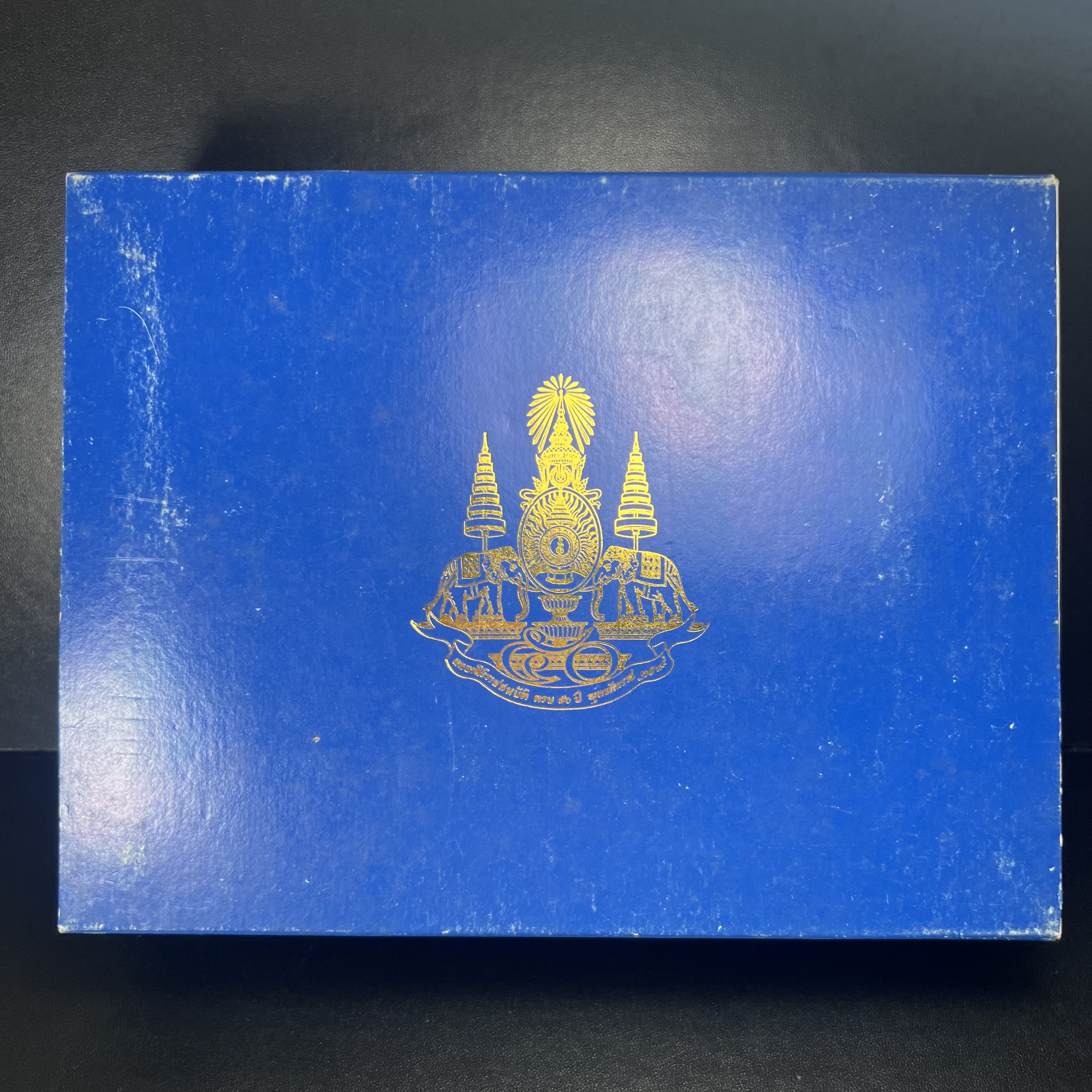 เหรียญพระพิฆเนศวร ญสส. ชุดกาญจนาภิเษกครองราชย์ 50 ปี พุทธศักราช 2538 วัดบวรนิเวศวิหาร ชุดทองคำพิมพ์ใหญ่(2.9 ซม.)(เนื้อทองคำ+เนื้อเงิน+เนื้อทองทิพย์) สภาพสวยเดิมพร้อมกล่องบรรจุเดิม ตอกโค๊ดหมายเลขกำกับ 634(พิธีใหญ่ พุทธศิลป์งดงาม)(นิยมหายาก)1 ใน 939 ชุด