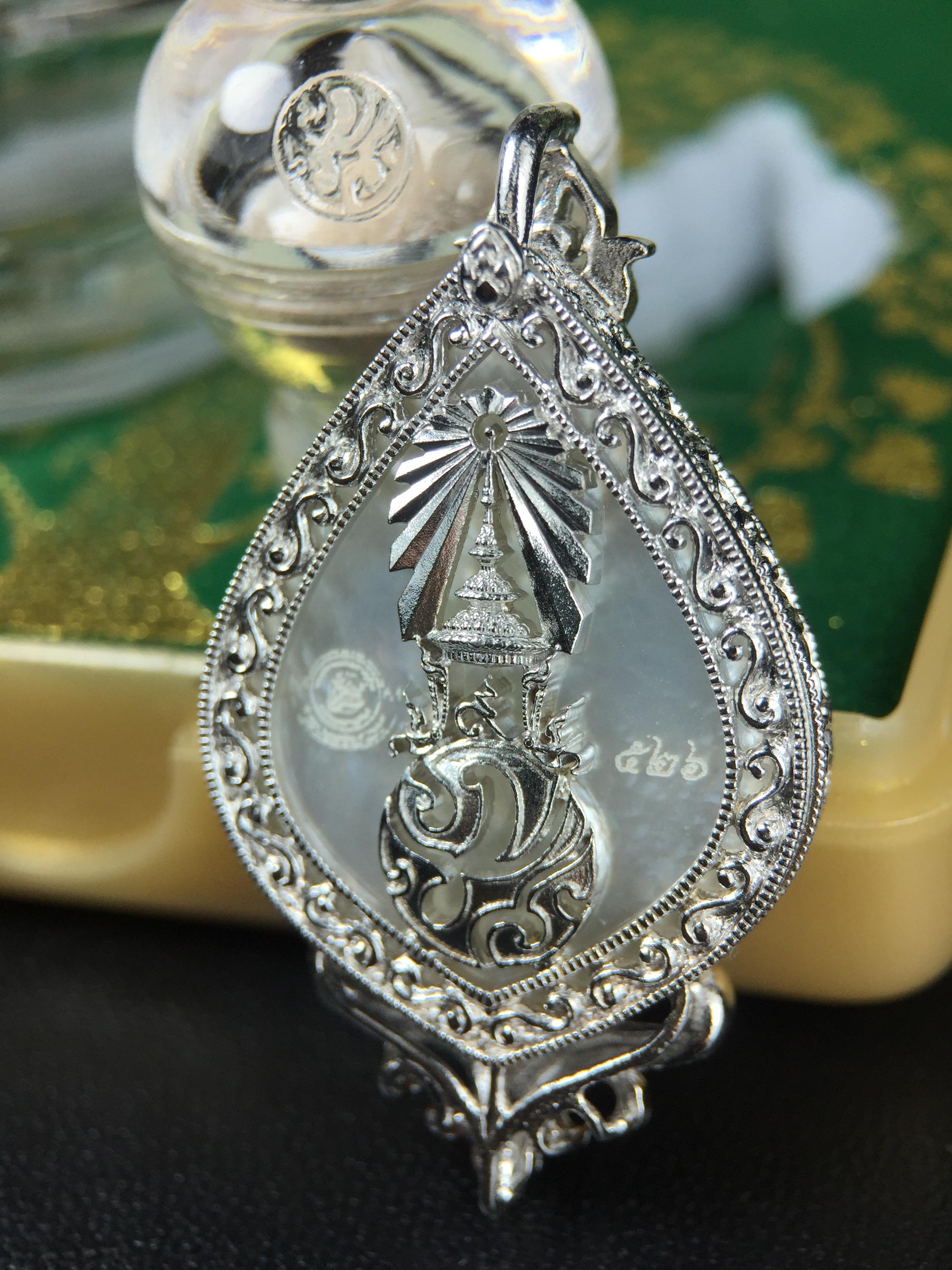 พระพุทธชินราช(จำลอง) ภปร. 84 พรรษา ทรงหยดน้ำ เนื้อเงินชุบทองคำขาว ขนาด 20*36 มม. (พระราชทานมวลสาร จิตรลดาและเส้นพระเจ้า(เส้นผม)รัชกาลที่9)พุทธศิลป์ทรงคุณค่าอีกหนึ่งรุ่นยอดนิยม งดงาม ทรงคุณค่า หายาก