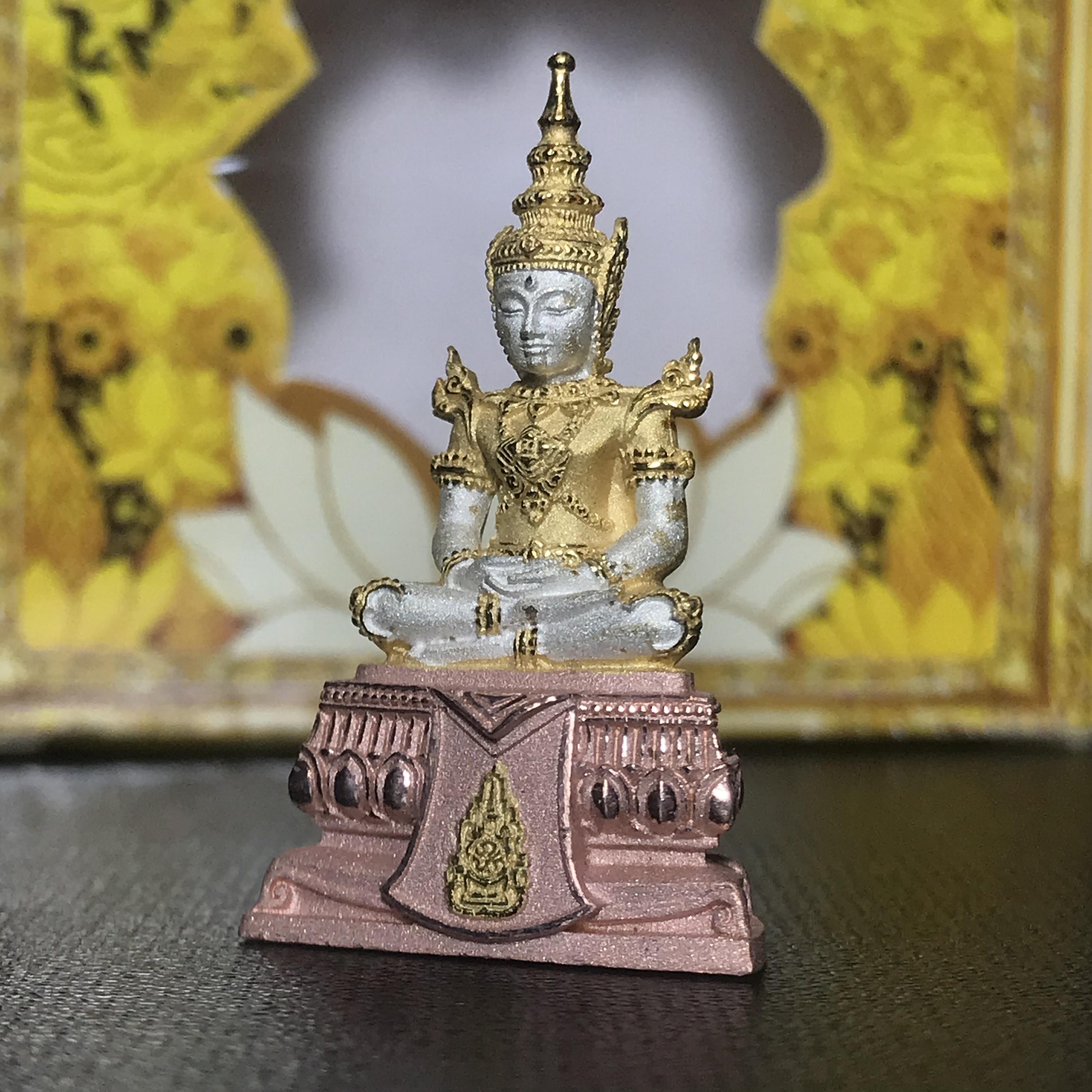 พระแก้วมรกต(จำลอง)ลอยองค์ ขนาดหน้าตัก 1/2 นิ้ว ทรงเครื่องฤดูร้อน เนื้อเงินสามกษัตริย์ ตราสัญลักษณ์ฉลองสิริราชสมบัติ ครบ 60 ปี พ.ศ.2549(สภาพสวย ครบ สมบูรณ์))