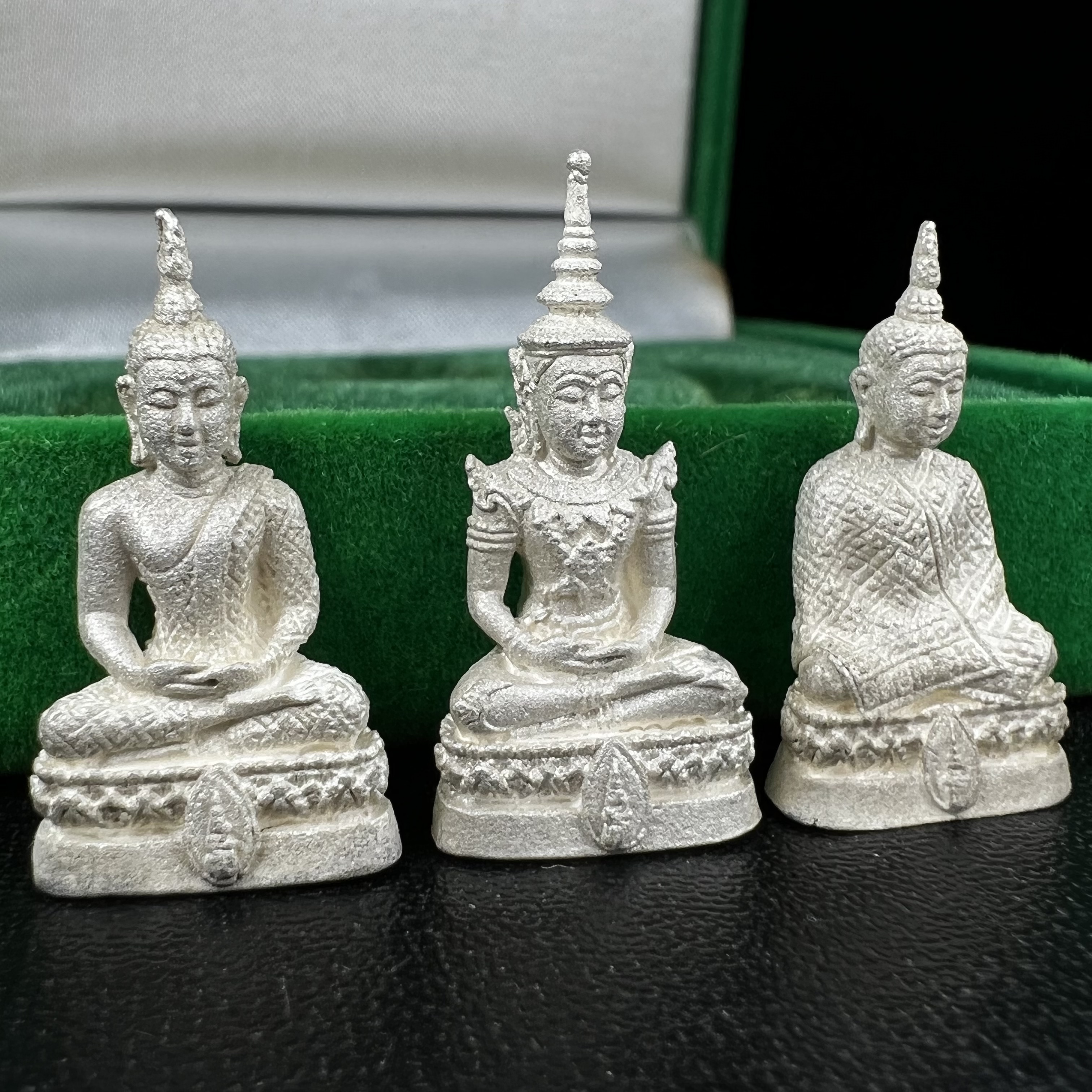 พระแก้วมรกต สธ. วัดบวรนิเวศวิหาร พ.ศ.2538 รูปเหมือนลอยองค์พระแก้วมรกต ชุดเงินบริสุทธิ์ ทรงเครื่อง 3 ฤดู (มีโค็ด หมายเลขกำกับชุดที่ 1396)พิมพ์ใหญ่ 3 องค์ 3 ฤดู ร้อน ฝน หนาว(1 ใน 2000 ชุด)หายาก