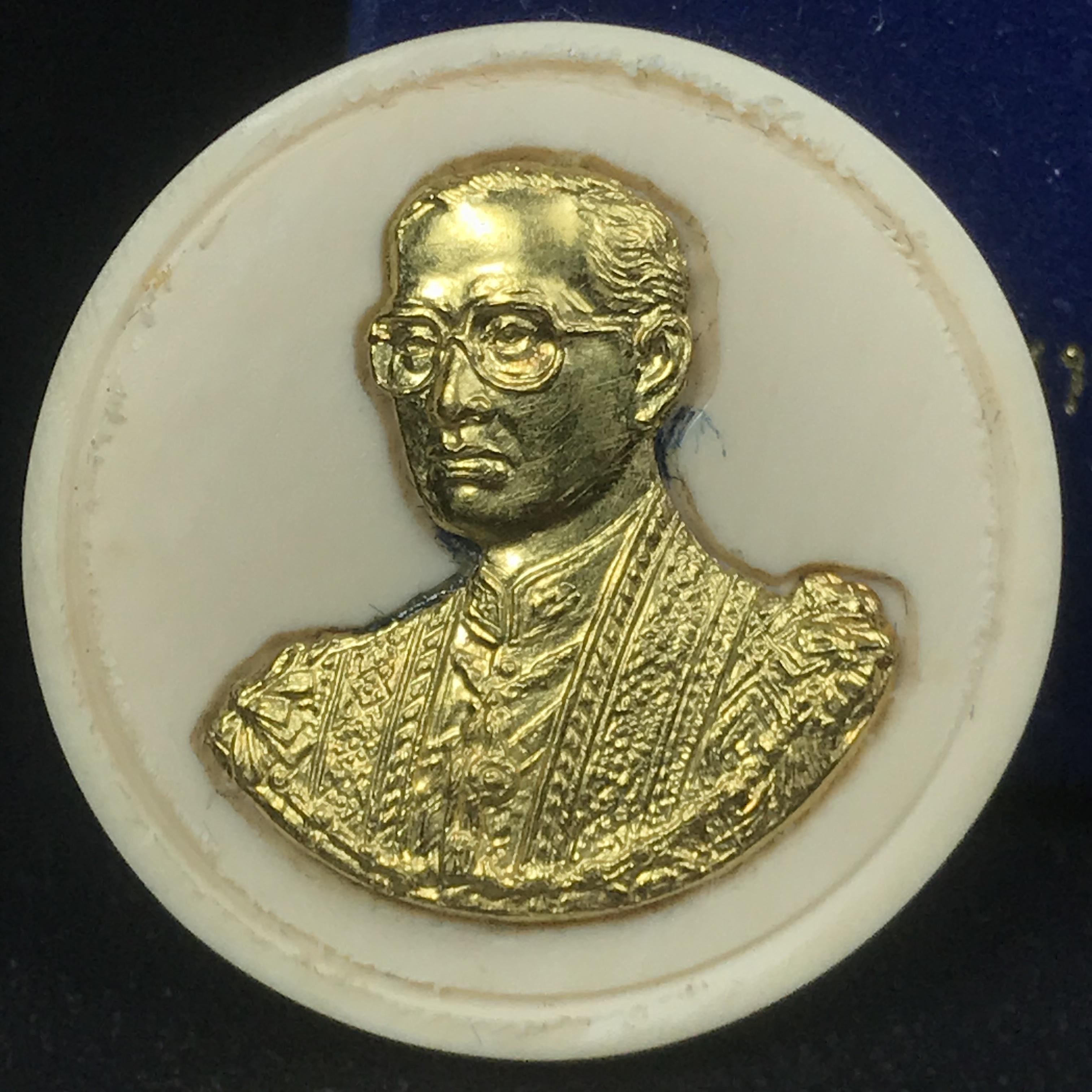 พระบรมฉายาลักษณ์ เหรียญคชสารหมื่นปี ร.9 หน้ากากทองคำ เฉลิมพระเกียรติ 72 พรรษา ภูมิพลมหาราช ปี 2542(หายาก)