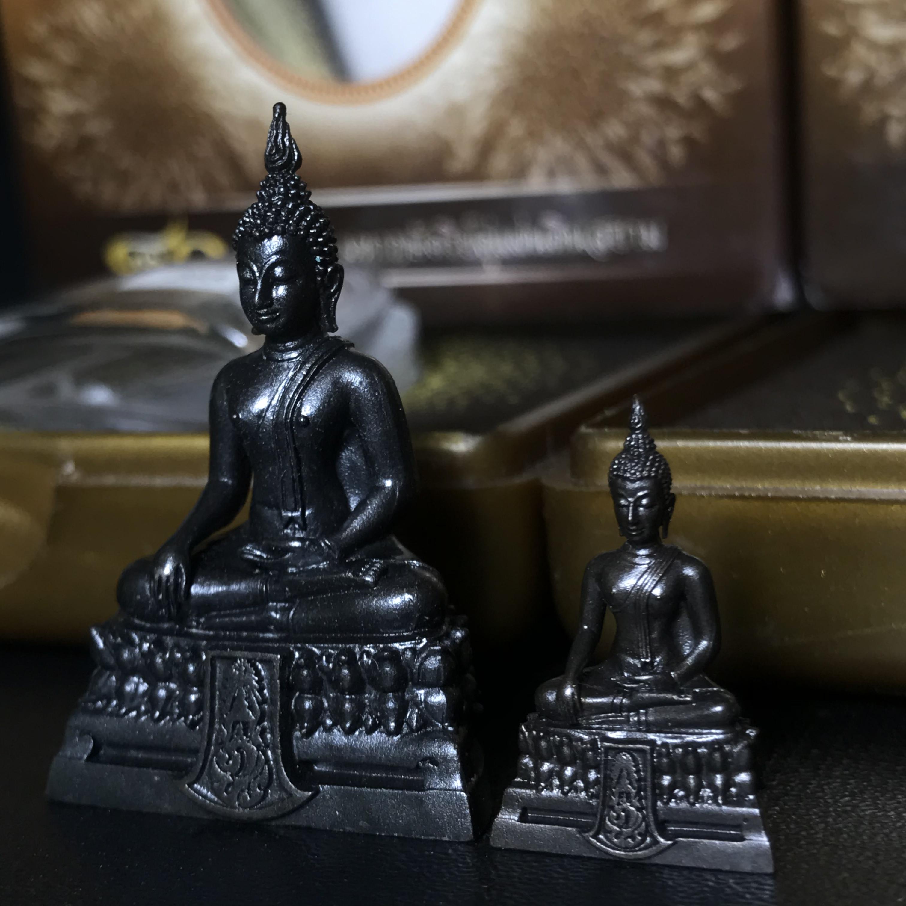 พระพุทธรูปคุ้มเกล้า ภปร. มหามงคล 80พรรษา “รุ่นเย็นศิระเพราะพระบริบาล 80พรรษา มหากษัตริย์คู่แผ่นดินสยาม” เนื้อนวโลหะรมดำ (พิมพ์ใหญ่ ขนาด 18*35 มม.+พิมพ์เล็ก ขนาด 10*21 มม.)