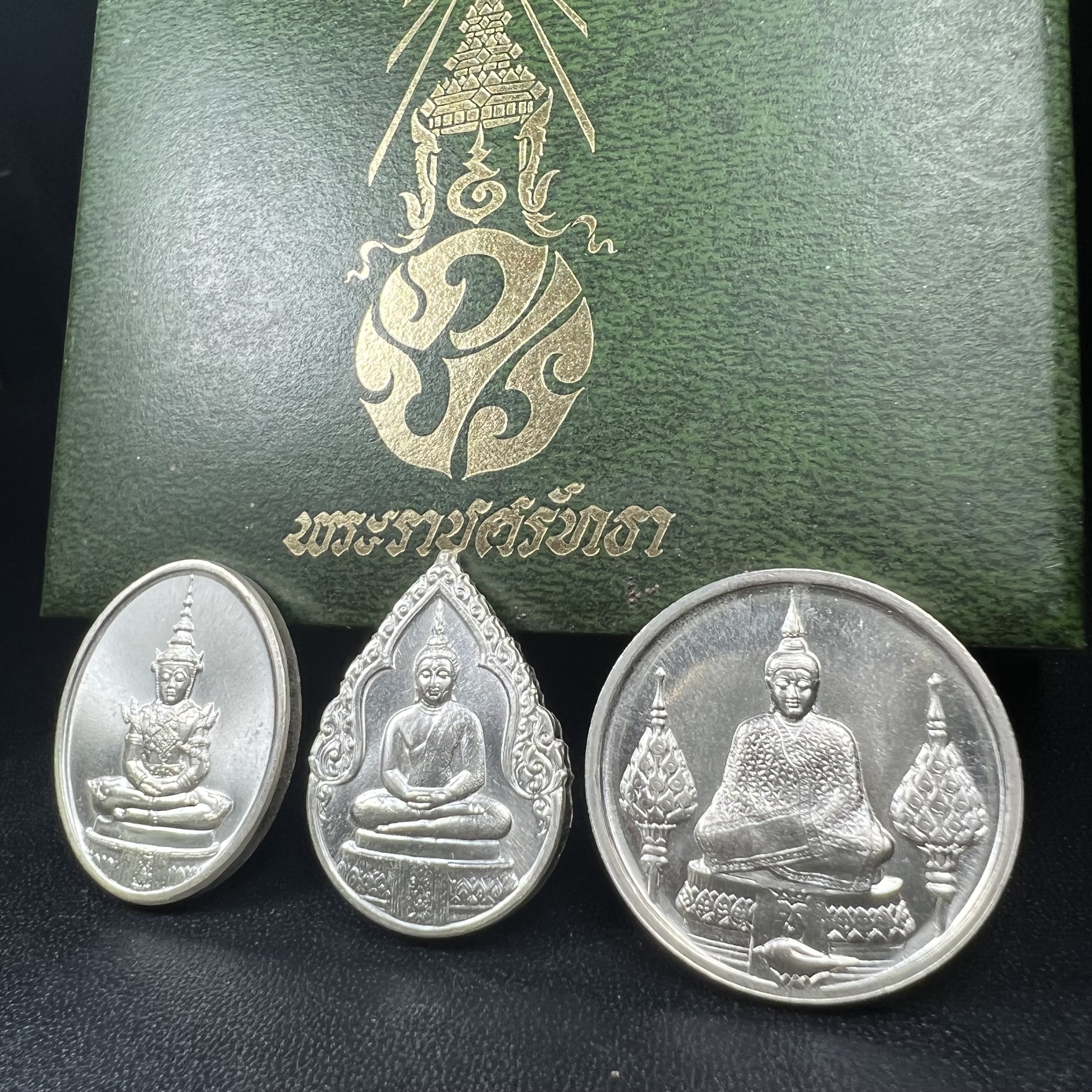เหรียญพระแก้วมรกตหลัง ภปร. ฉลองกรุงรัตนโกสินทร์ครบ 200 ปี พ.ศ.2525 เนื้อเงินกล่องบรรจุเดิมครบ3พิมพ์(บล็อกพระราชศรัธา)(ในหลวงรัชกาลที่9 เสด็จในพิธี)พระคู่บ้านคู่เมือง...พระดี...พิธีใหญ่
