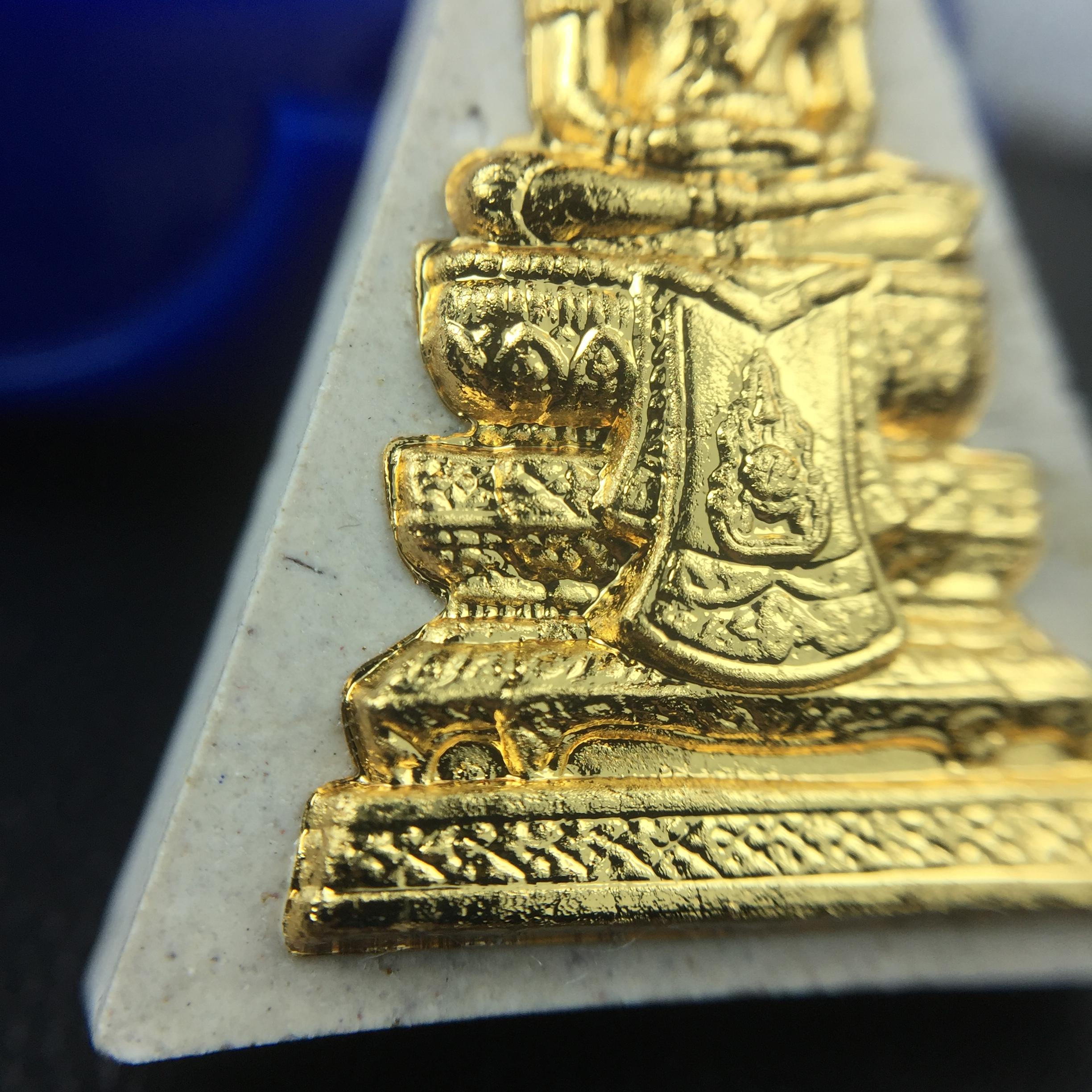 พระแก้วมรกต(จำลอง)ทรงเครื่องฤดูร้อน พระผงบูชา ด้านหน้าปิดทอง ด้านหลังตราฉลองสิริราชสมบัติครบ 60ปี เนื้อเงินขึ้นสีรุ้งธรรมชาติสร้างสรรค์งดงาม(รุ่นนี้ได้พระราชทานเส้นพระเจ้า(เส้นผม)รัชกาลที่9ในการจัดสร้าง)***องค์นี้พิเศษมองเห็นเส้นผมติดอยู่ด้านหลังชัดเจน***