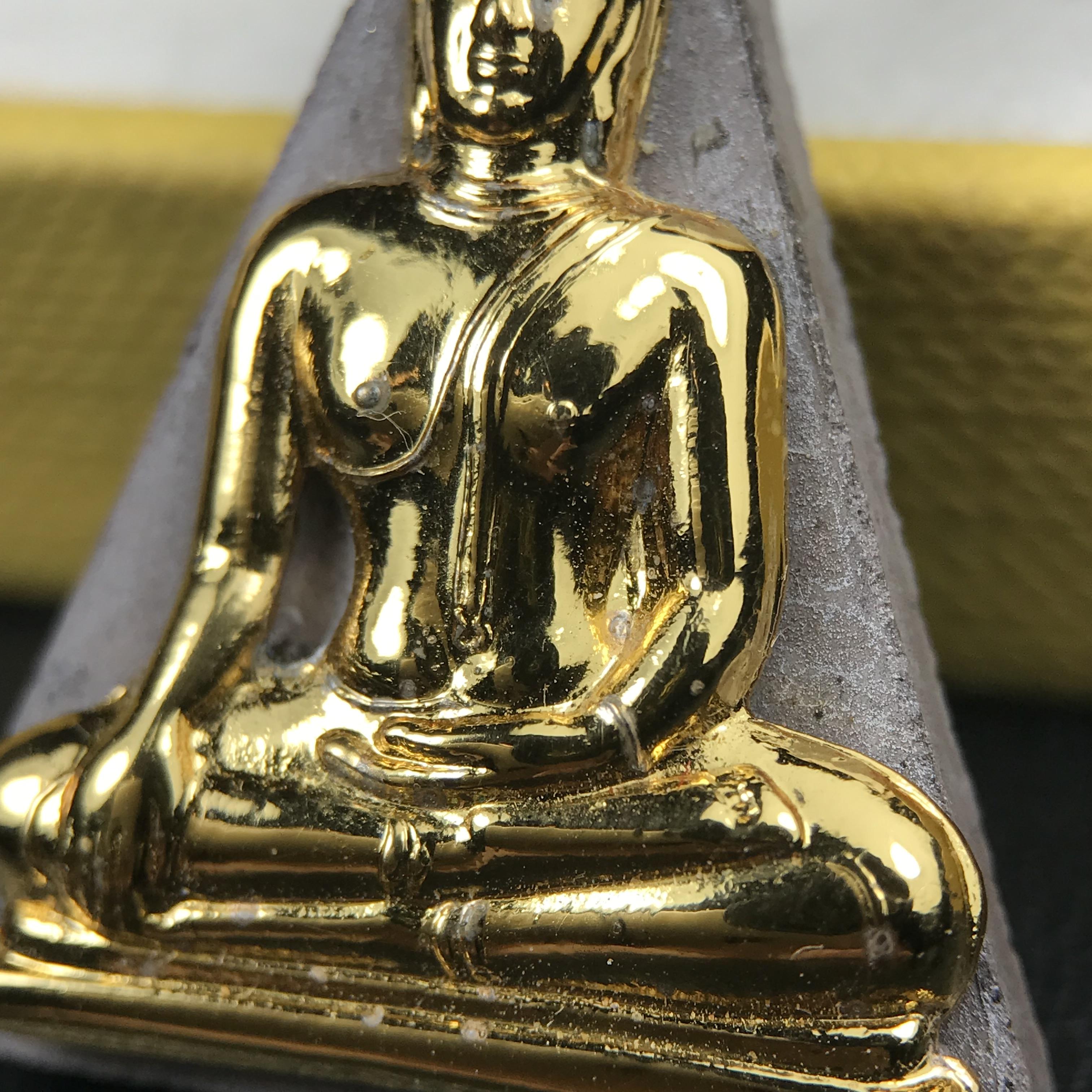 พระพุทธมหาสุวรรณปฏิมากร (หลวงพ่อทองคำ) หลังตรามหามงคลเฉลิมพระชนมพรรษา 80 พรรษา รัชกาลที่9 วัดไตรมิตรวิทยาราม กรุงเทพฯ ปี 2550 พระพิมพ์หน้าทองคำ(หายาก 1 ใน 999 องค์)