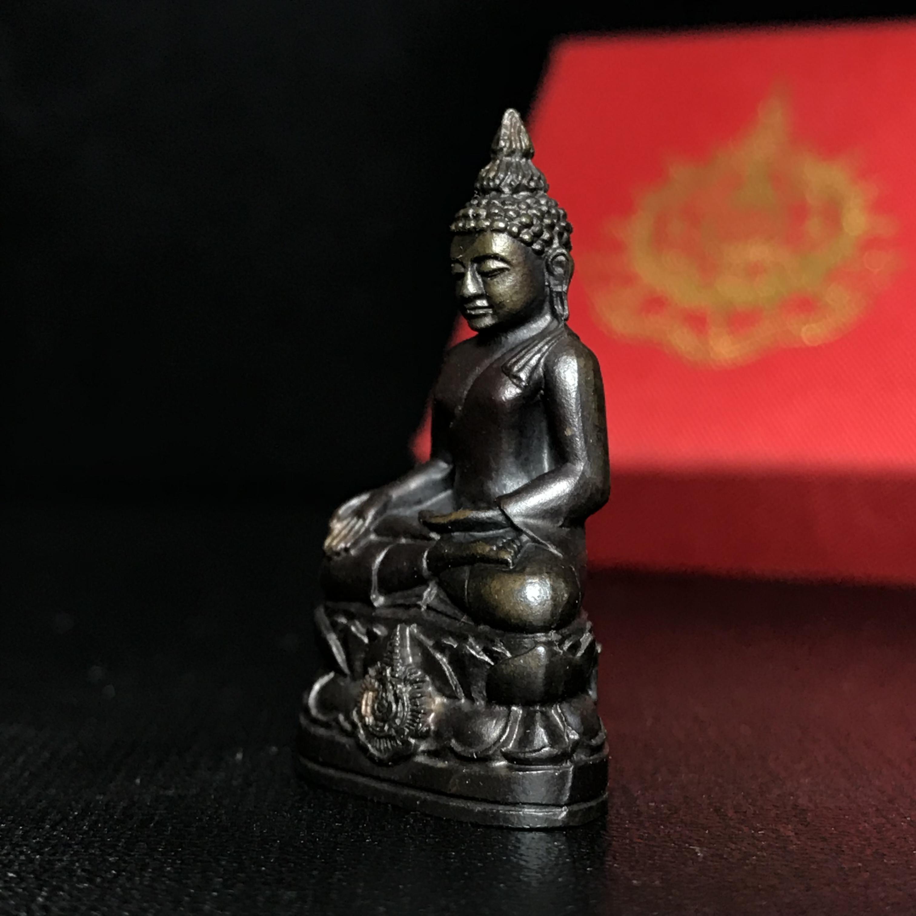 พระกริ่งไพรีพินาศ เฉลิมพระเกียรติ พระบาทสมเด็จพระเจ้าอยู่หัวรัชกาลที่9 พระชนมพรรษา 6 รอบ ปี2542เนื้อนวโลหะผสมทองคำ(บรรจุเหล็กไหล)ดีนอก-ดีใน