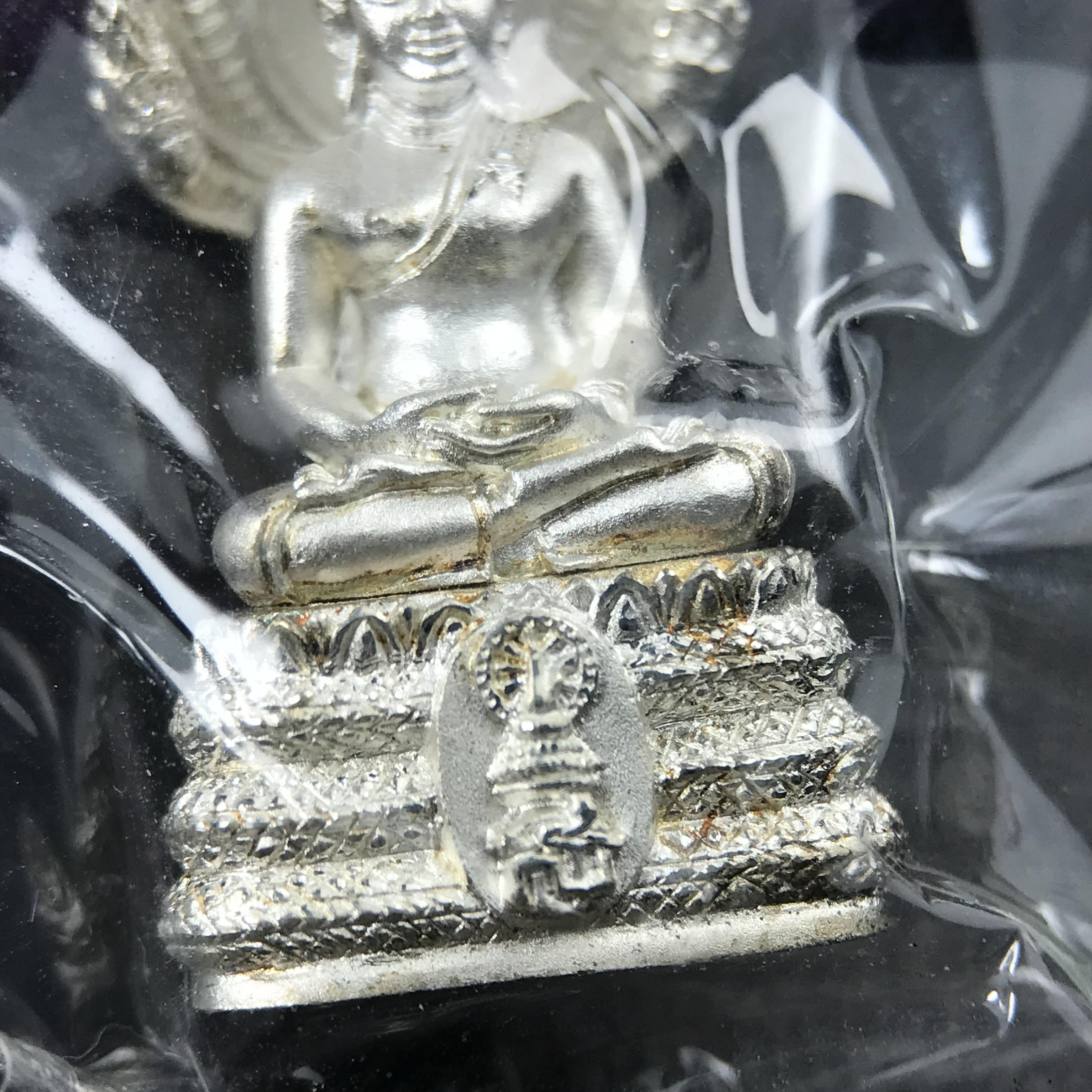 พระนาคปรก สธ. รุ่นสร้างพระอุโบสถเฉลิมพระเกียรติ 4 รอบ 84 พรรษา สมเด็จพระเทพรัตนราชสุดาฯ วัดบวรนิเวศวิหาร ปี 2543 พิมพ์เล็ก เนื้อเงินบริสุทธิ์ แบบพ่นทรายขัดเงาบางส่วน(สภาพ สวย ซีนซองกล่องบรรจุเดิมครบ)พิธีใหญ่ พุทธศิลป์งดงาม หายาก (1 ใน 2999 องค์)