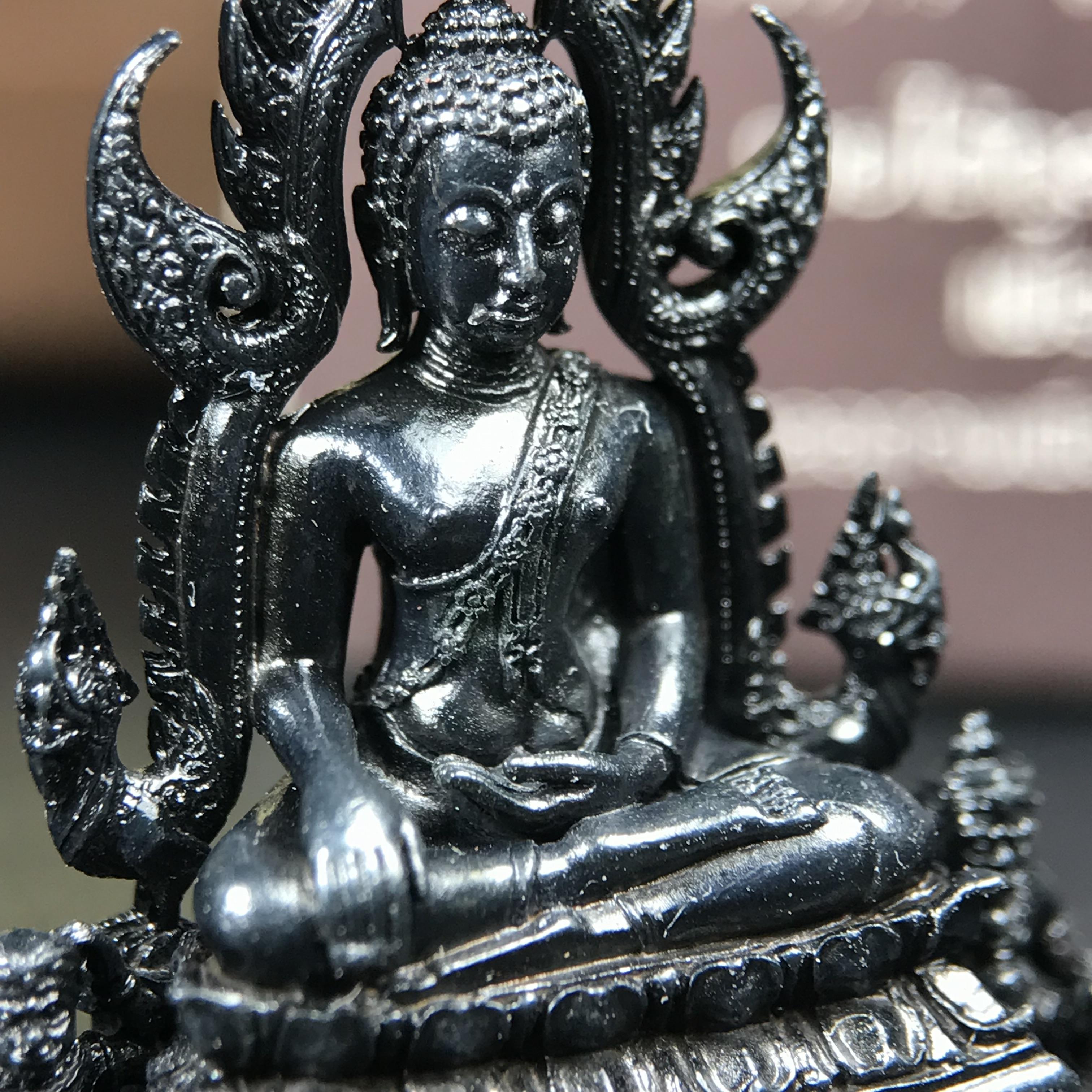 พระพุทธชินราช ภปร. โครงการ "เพราะแผ่นดินนี้ คือ แผ่นดินเกิด" ปี2548(รุ่นแรก) ลอยองค์ หน้าตัก 1/2 นิ้ว(ขนาด 3.5 x 2.5 ซม.) เนื้อเงินรมดำ(พุทธศิลป์จำลองเมื่อครั้งลอกทอง ครั้งที่3 เมื่อปี2547 ร้อยปีจะมีสักครั้ง "พระพุทธชินราชองค์ดำ")