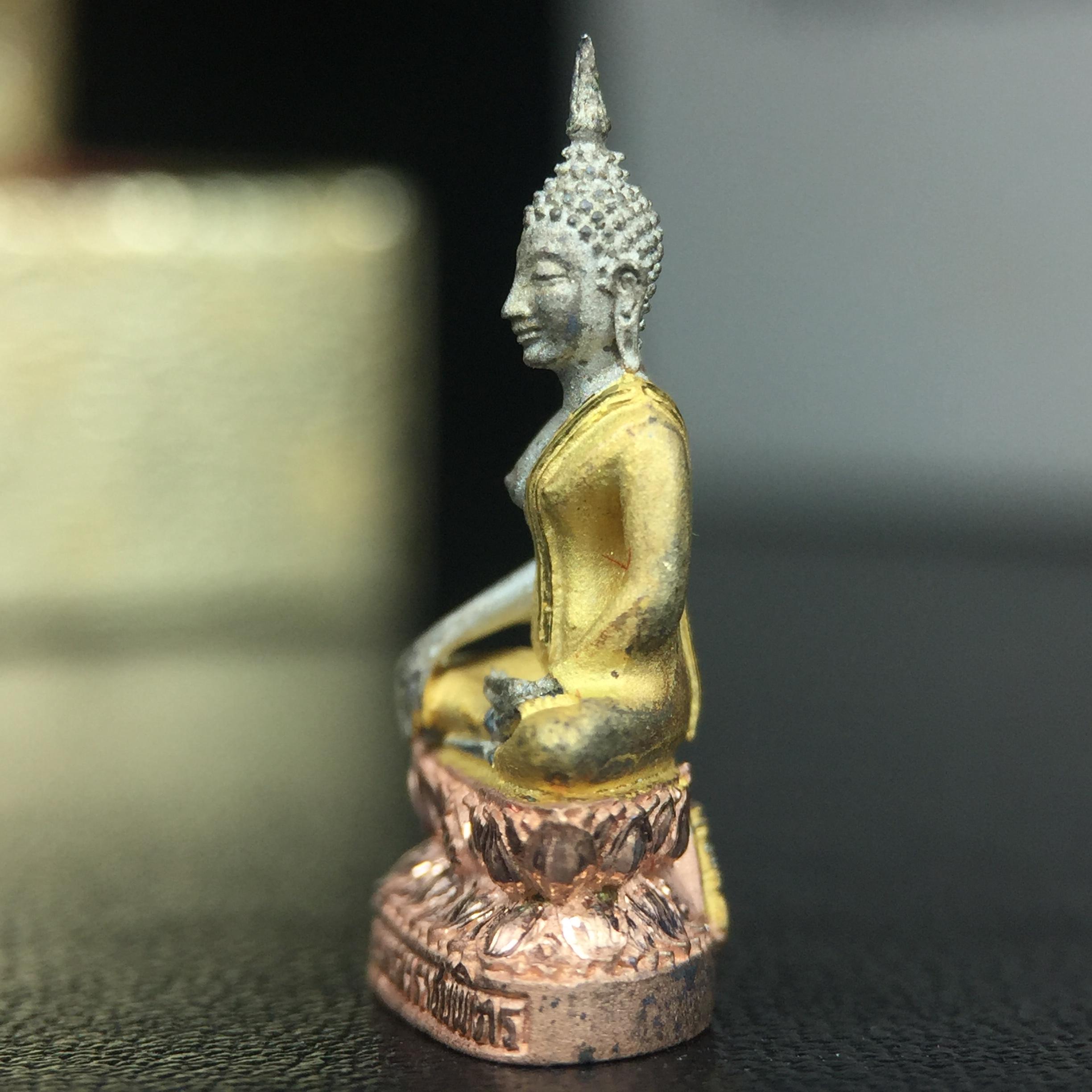 พระชัยวัฒน์พระพุทธนวราชบพิตร ครองสิริราชสมบัติครบ 50 ปี พ.ศ.2540 ขนาดสูง 1.9 ซม. เนื้อเงินสามกษัตริย์(ผิวเดิม) พร้อมกล่องบรรจุเดิมครบสมบูรณ์ 1ใน 9500 องค์(พุทธนวราชบพิตร นิมิตรหมายแห่งความสามัคคี ด้วยไมตรีแห่งองค์พระภูมิพล)